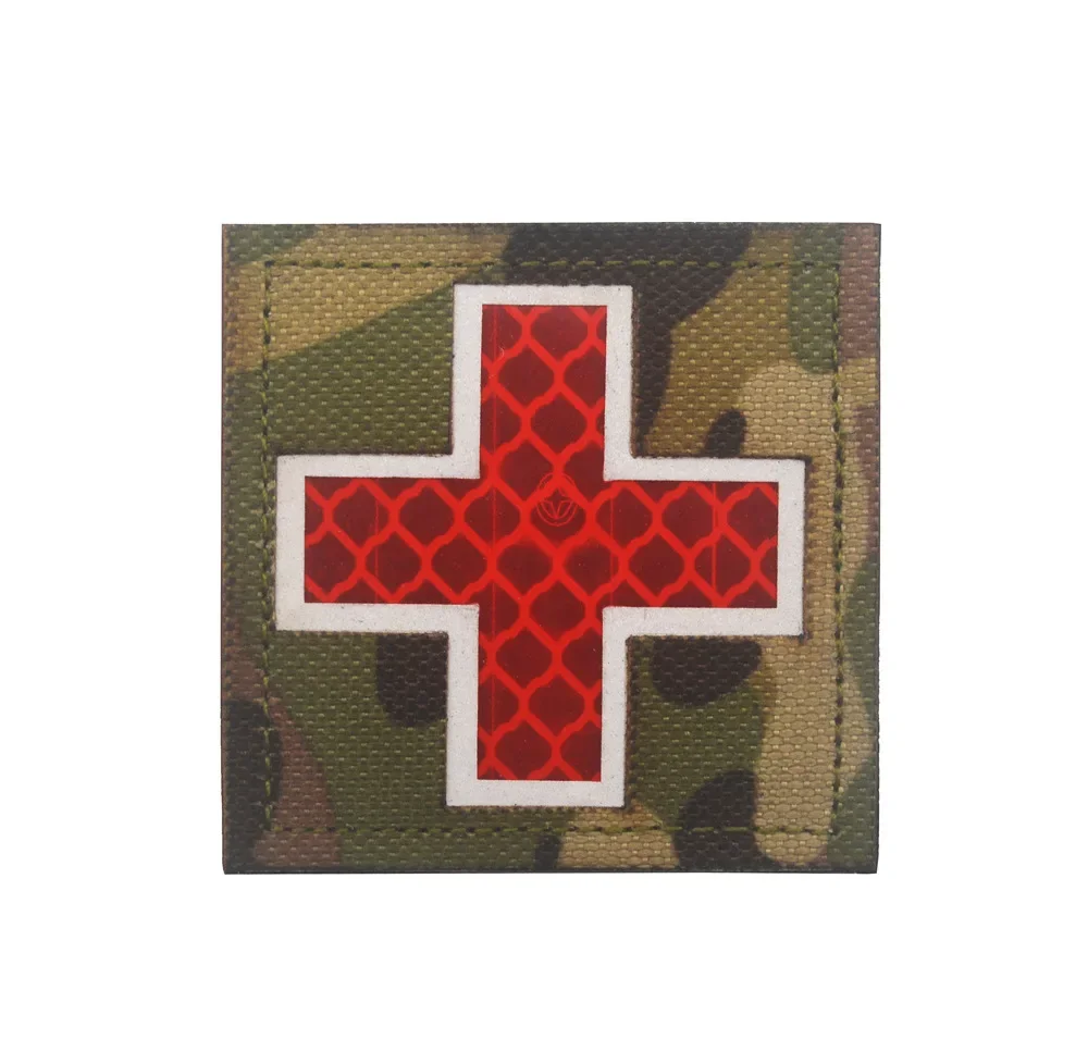 Toppe militari tattiche con teschio in PVC distintivi decorativi per ricamo croce medica riflettente EMT Ir paramedico