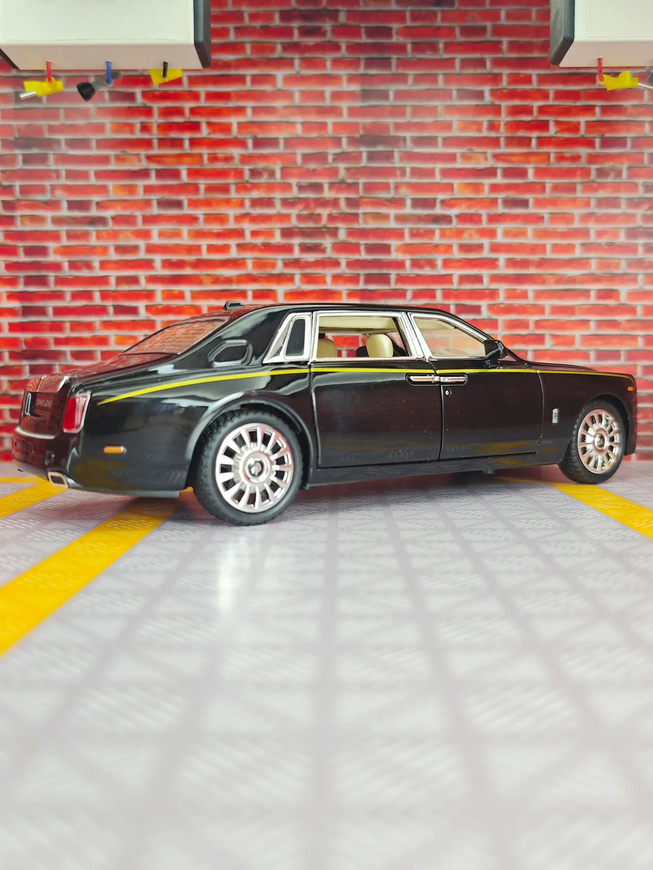 1:24 simulation Rolls Royce Phantom alloy car model, fashionable high-end luxury car, sound and light feedback gift