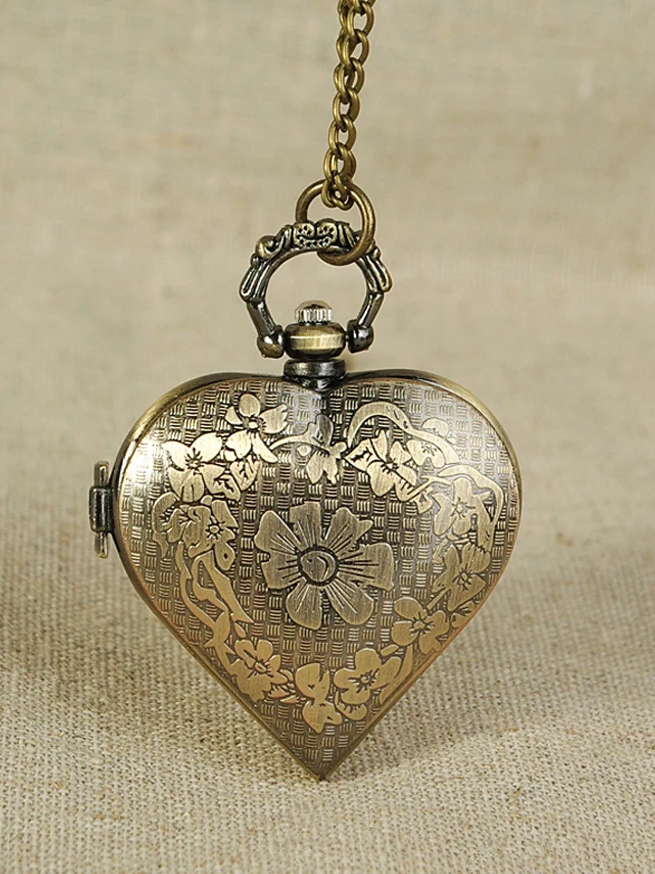 Vintage hollowed out heart-shaped pocket watch with carved heart quartz watch for couples, digital pointer pocket watch view 3