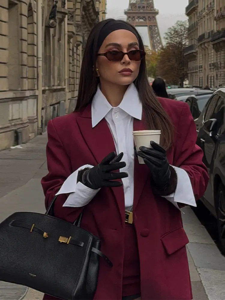 طقم نسائي أحمر أنيق مكون من قطعتين، سترات عصرية بأكمام طويلة وجيوب وأزرار ربط ومجموعات شورتات بسيطة عالية الخصر