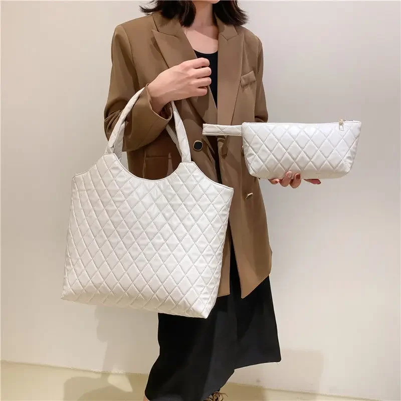 Large Capacity Linggetote Handbag for Women in 2024 New Black Shoulder Bag Fashionable Commuting Letter Handheld Underarm Bag