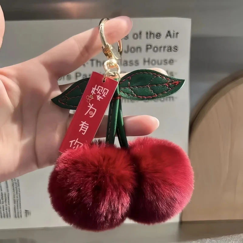 Chaveiro Adorável de Pelúcia Macia com Pompom de Pelo de Coelho Vermelho e Folha, Pingente Decorativo para Bolsa e Chave de Carro, Presente