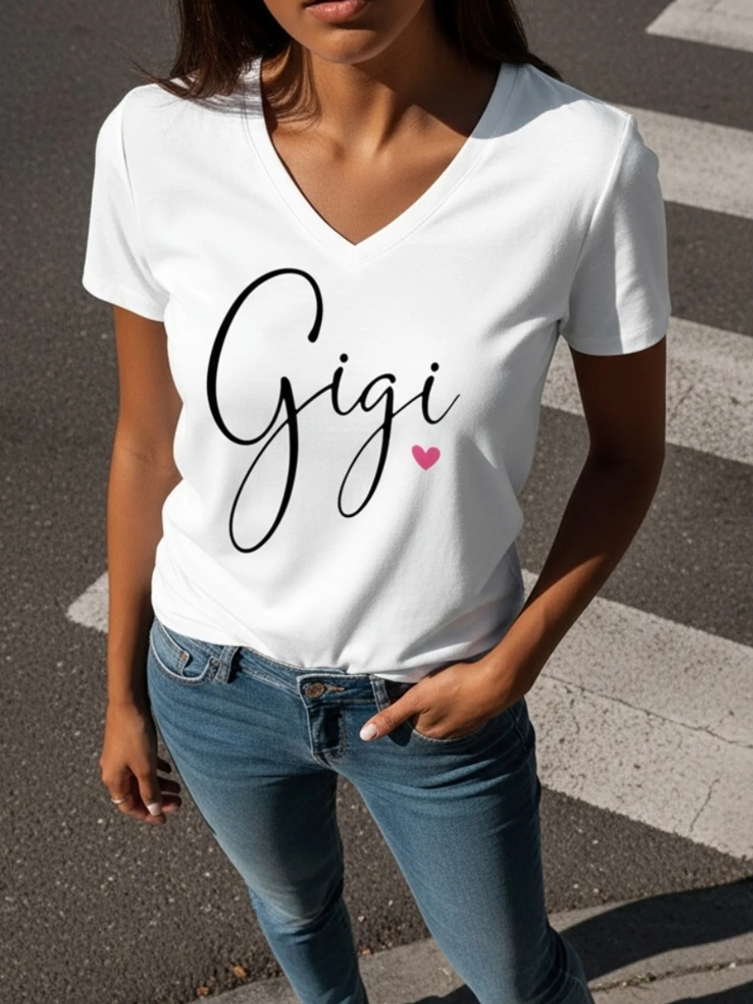 Women's Casual V-Neck T-Shirt, Gigi Print with Pink Heart Pattern - Soft Breathable Short Sleeve Top, Perfect for Everyday Wear, Machine Washable, Perfect Gift for Friends and Family, Women's T-Shirt, Printed T-Shirt, Fashion Lovers