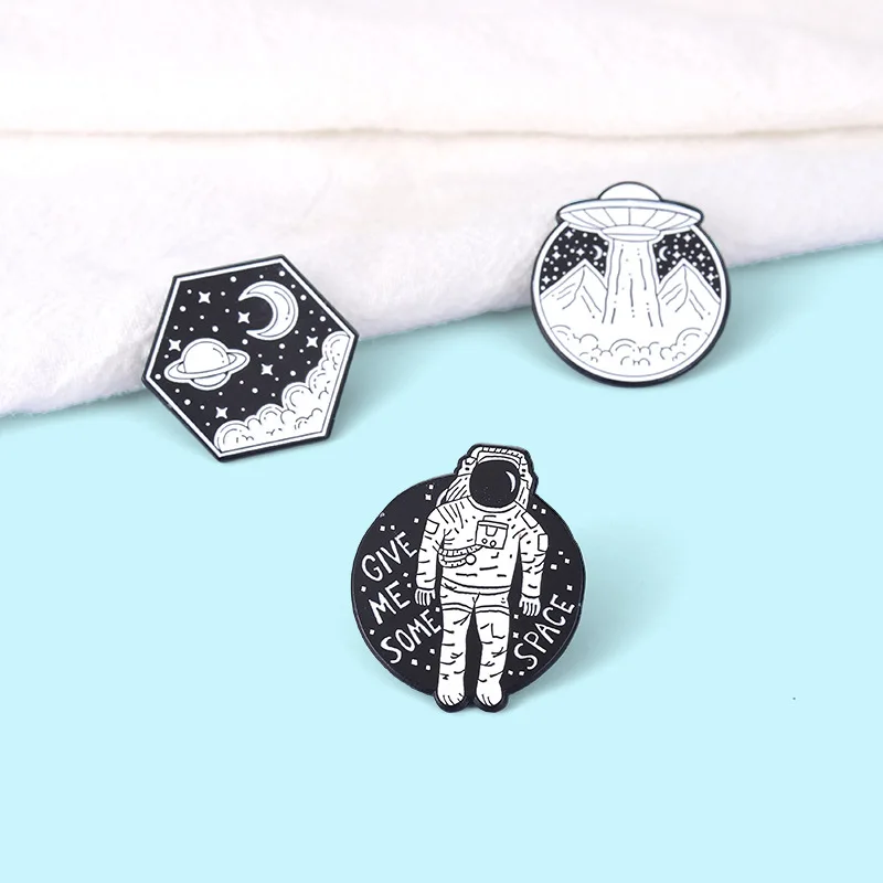 Pin de esmalte de astronauta, insignia de Metal negro/blanco, OVNI, estrella, Luna, montaña, Galaxia, broche espacial, regalo de joyería para amantes de los planetas del universo