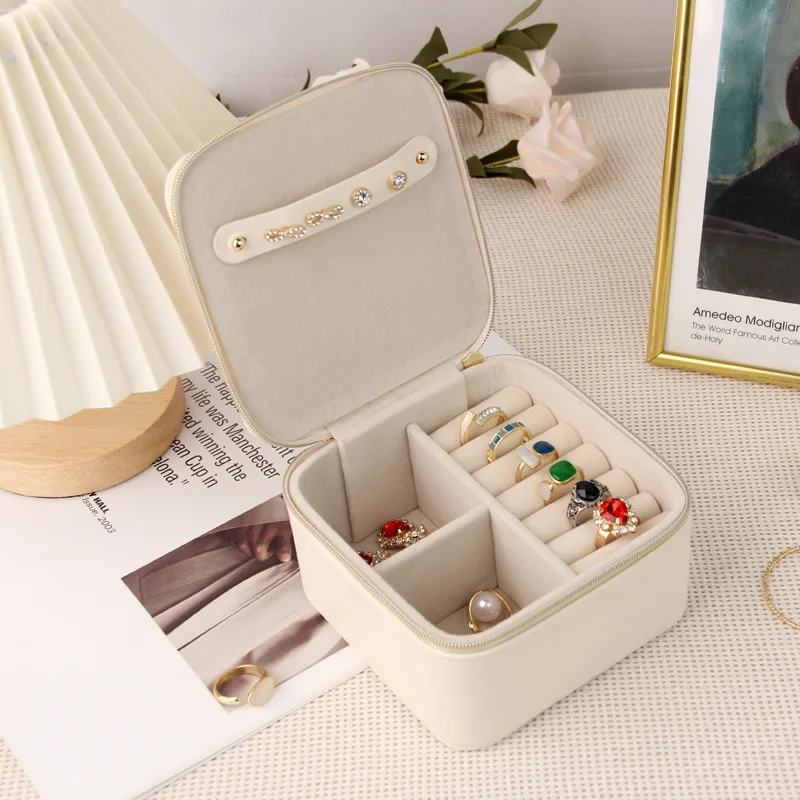 The Square Handheld Jewelry Storage Box Has A Fashionable Appearance A Large Capacity Is Lightweight and Has Excellent Texture