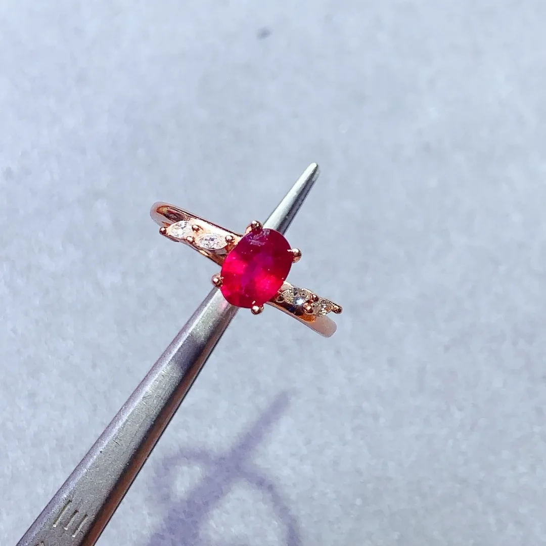 

Изысканное дизайнерское кольцо, изготовленное из стерлингового серебра S925 и центрованное с потрясающим натуральным рубином для роскошного образа