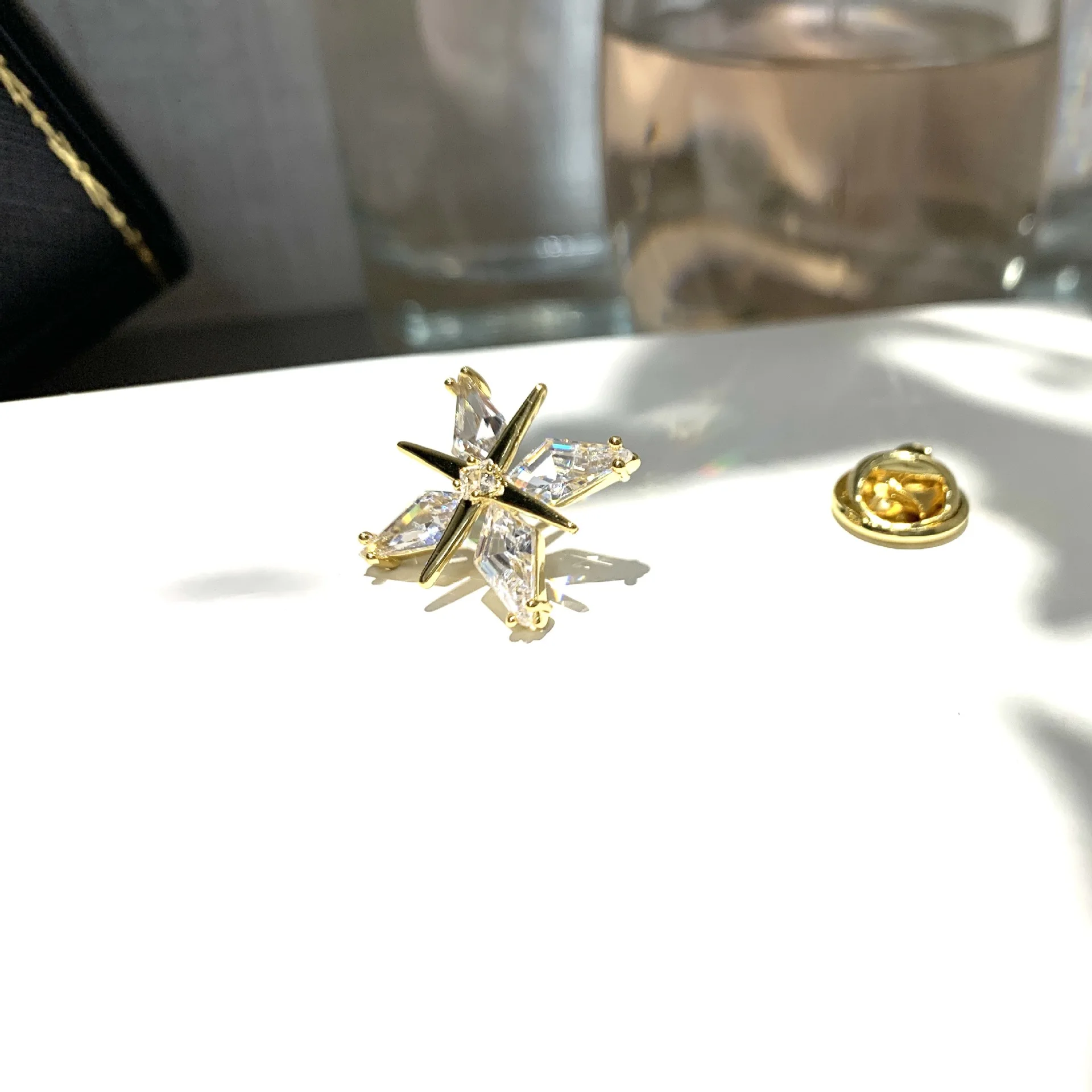 Hot-selling Copper Inlaid Zircon Starburst Brooch Cardigan Anti-exposure Button Cross Accessory Collar Pin