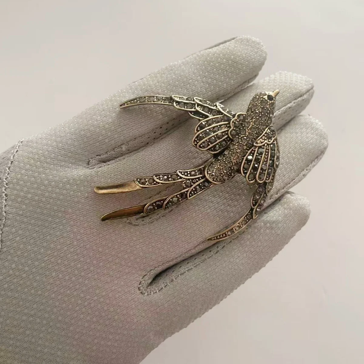 

Mitto Fashion Vintage Swallow Bird Brooch Rhinestones Paved Animal Pin High-End Accessory for Women