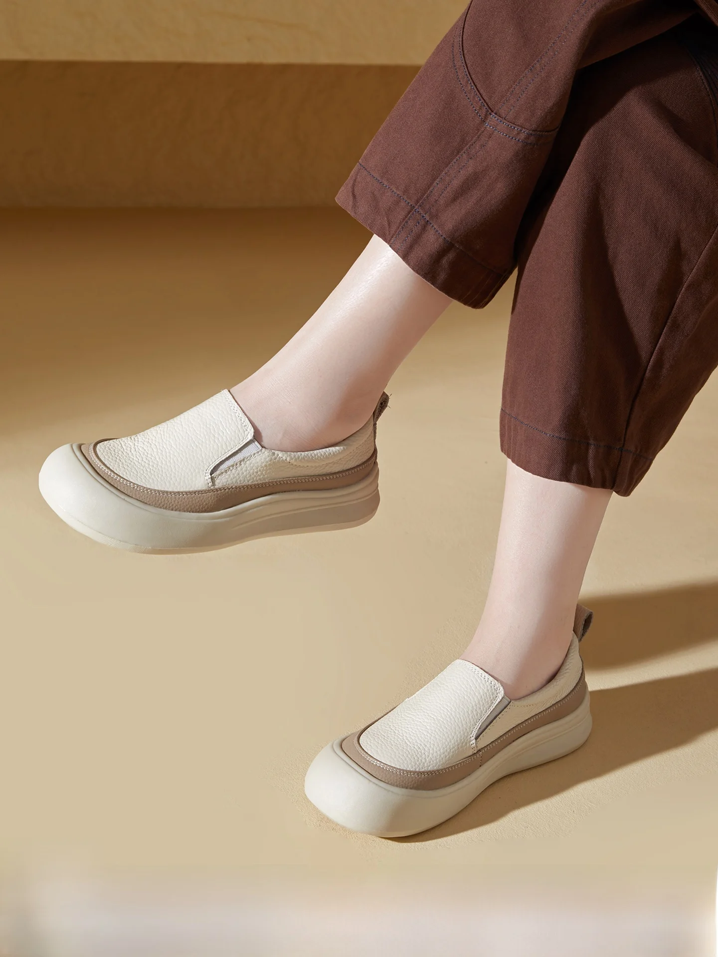 scarpe-casual-in-pelle-da-donna-punta-tonda-tacco-piatto-suola-morbida-fatte-a-mano-versatili-e-comode-per-primavera-e-autunno