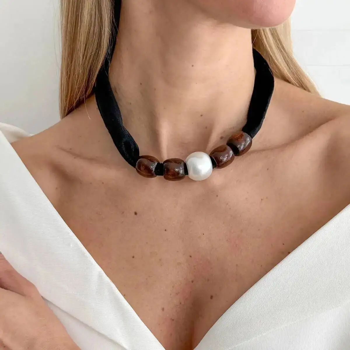 

Vintage Imitation Pearl Wood Beaded Short Chokers Necklace Women Elegant Velvet Rope Neck Chain 2026 New Year Jewelry