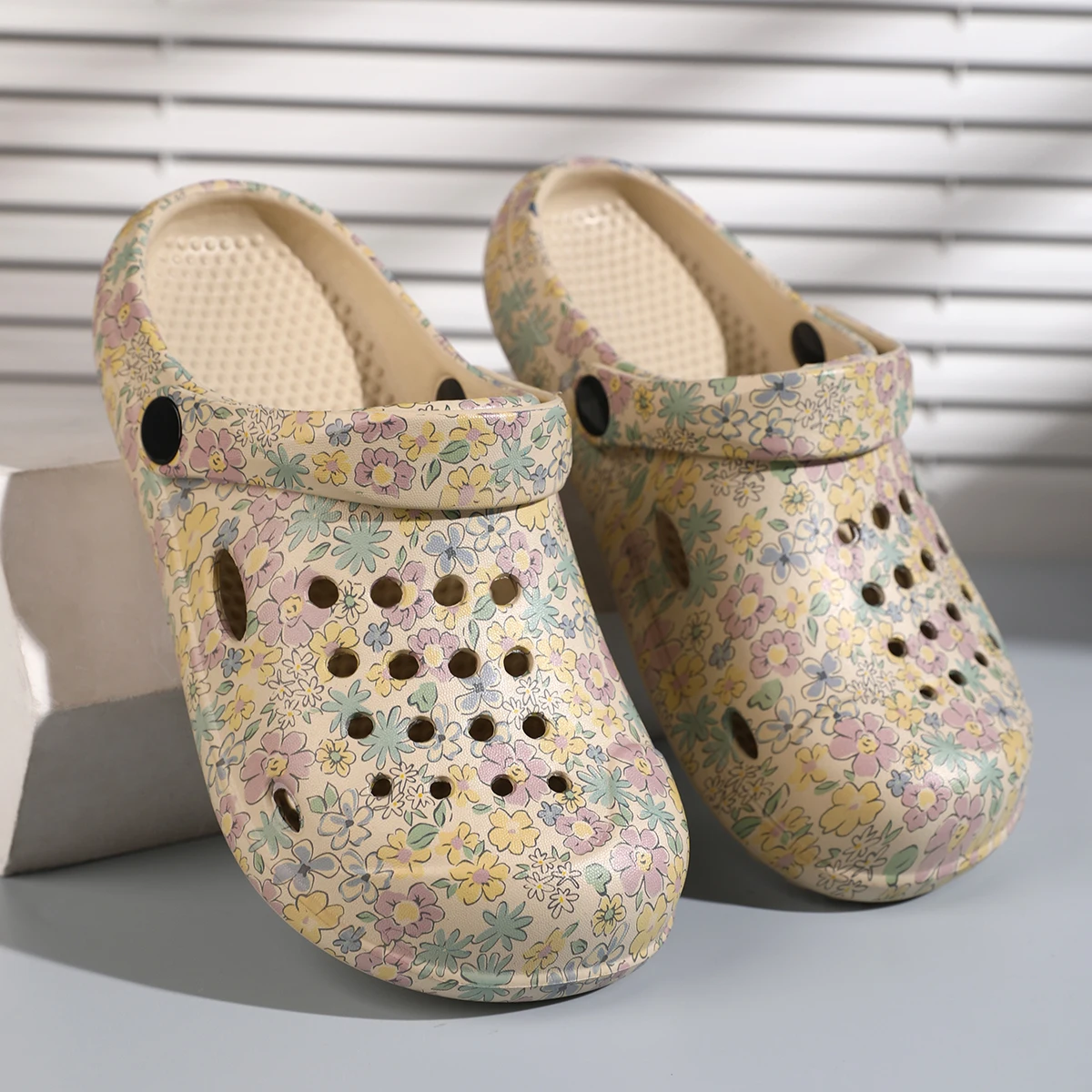 Kids Sandals Casual Clogs for Children 2026 New Design Printed Beach Shoes Boys Girls Comfortable Outdoor Slippers Garden Shoes