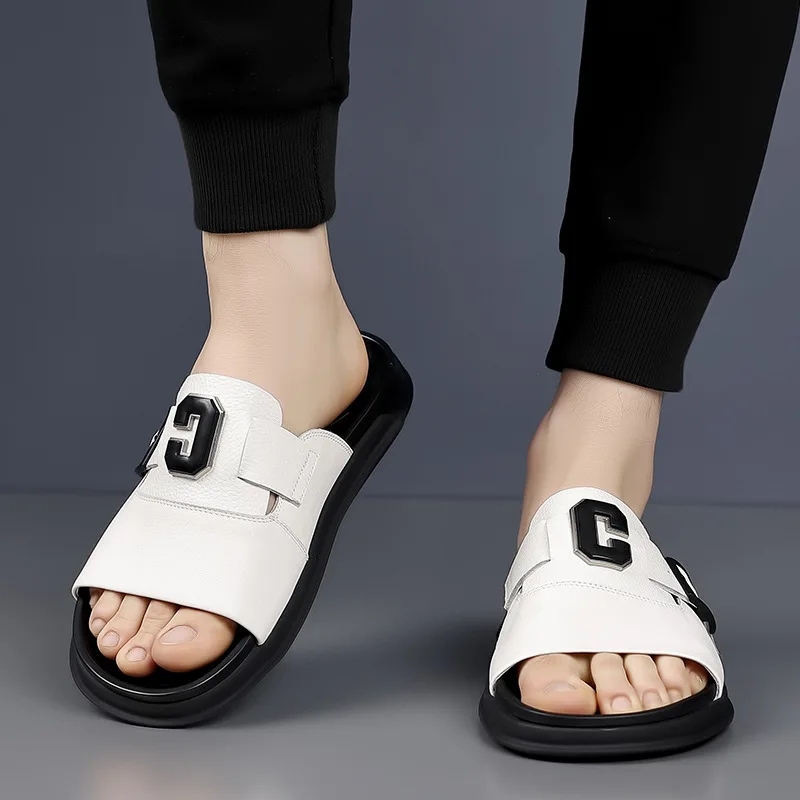 

Мужские кожаные шлепанцы 2026: модные дизайнерские летние вьетнамки с пряжкой, повседневные нескользящие пляжные туфли для мужчин
