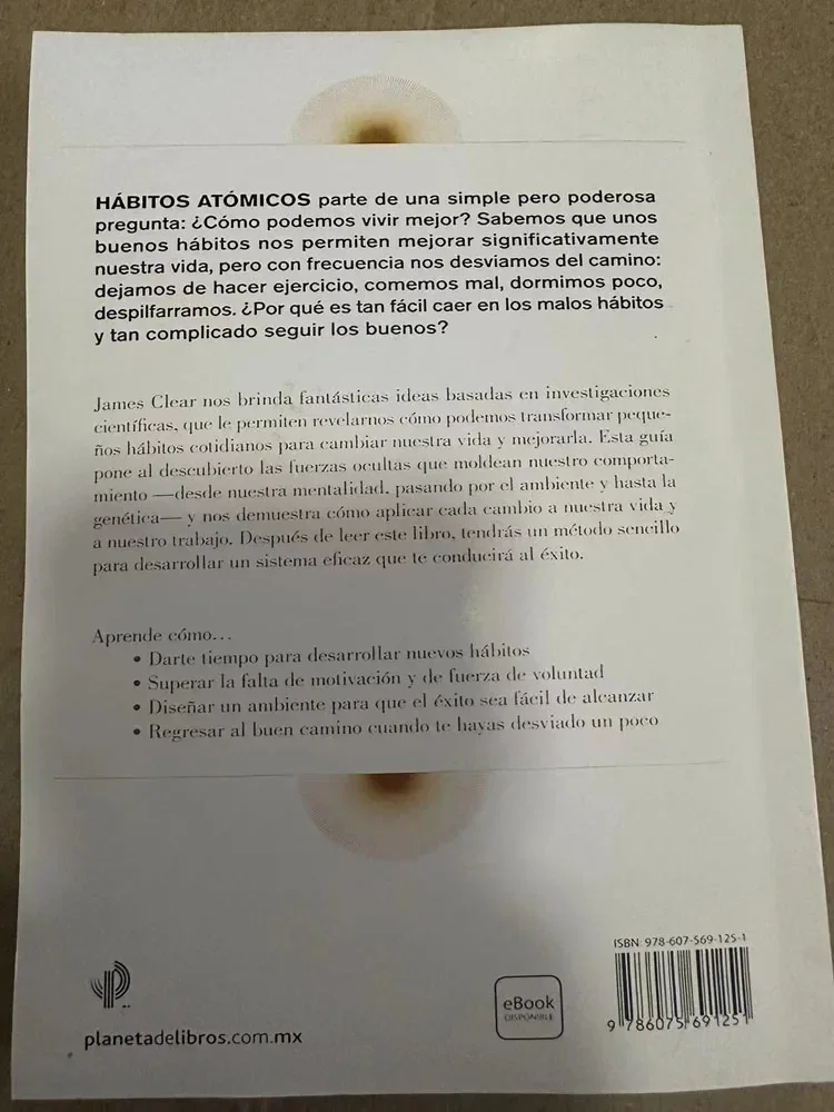 Hábitos Atómicos: Una Forma Sencilla De Desarrollar Buenos Hábitos Y Deshacerse De Los Malos, Libro De Bolsillo En Español