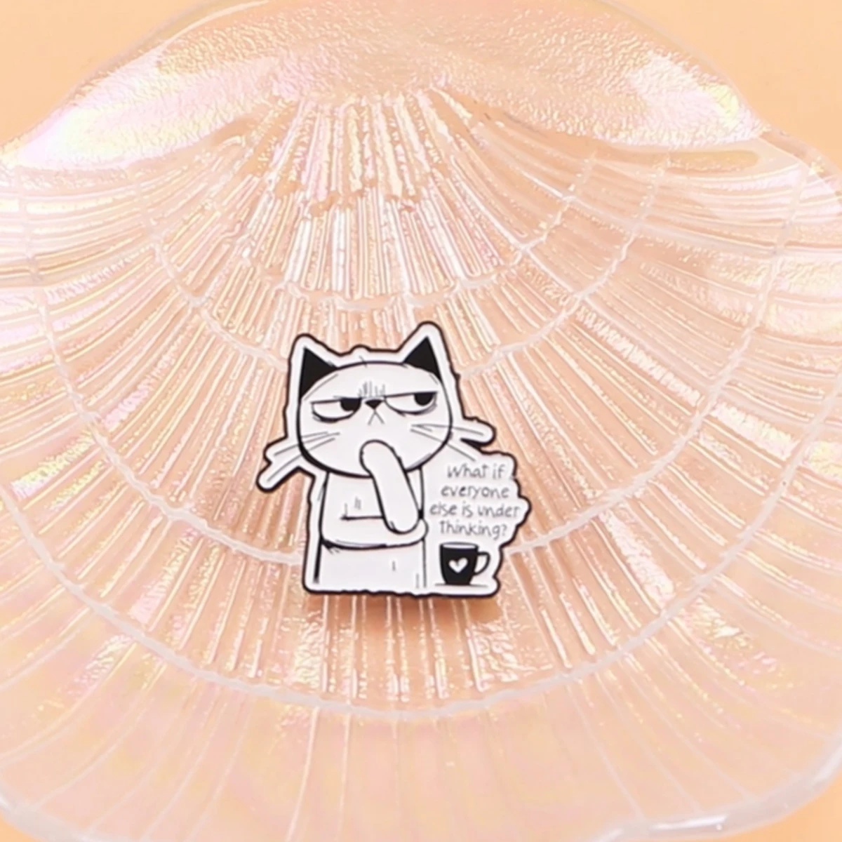 Pin esmaltado gato sarcástico – Broche divertido para ropa o mochila - imagen 3