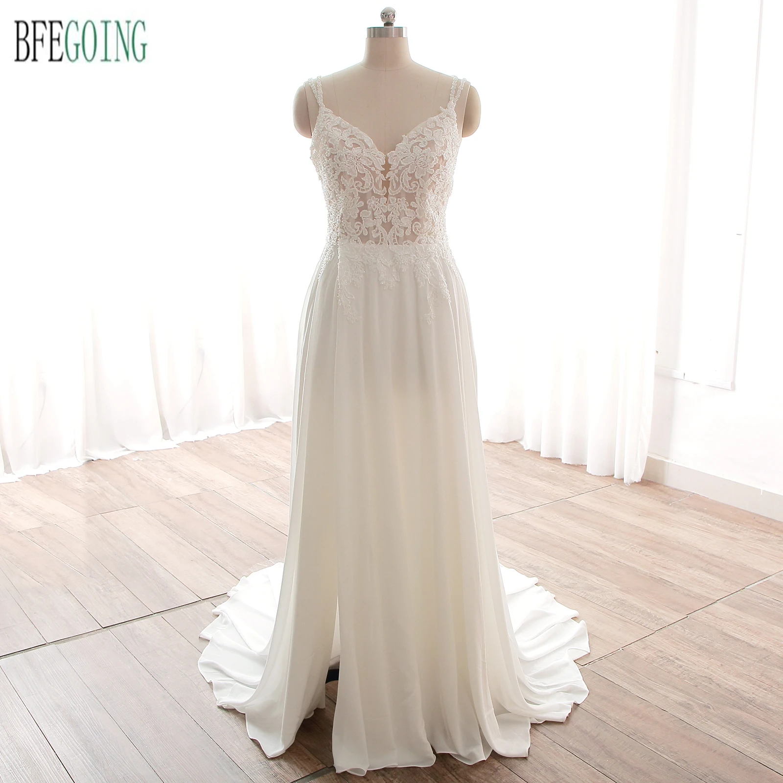 シンプルなレースサテンシフォンビーチウェディングドレスコートトレインカスタムメイドVネックスパゲッティストラップAラインブライダルドレス