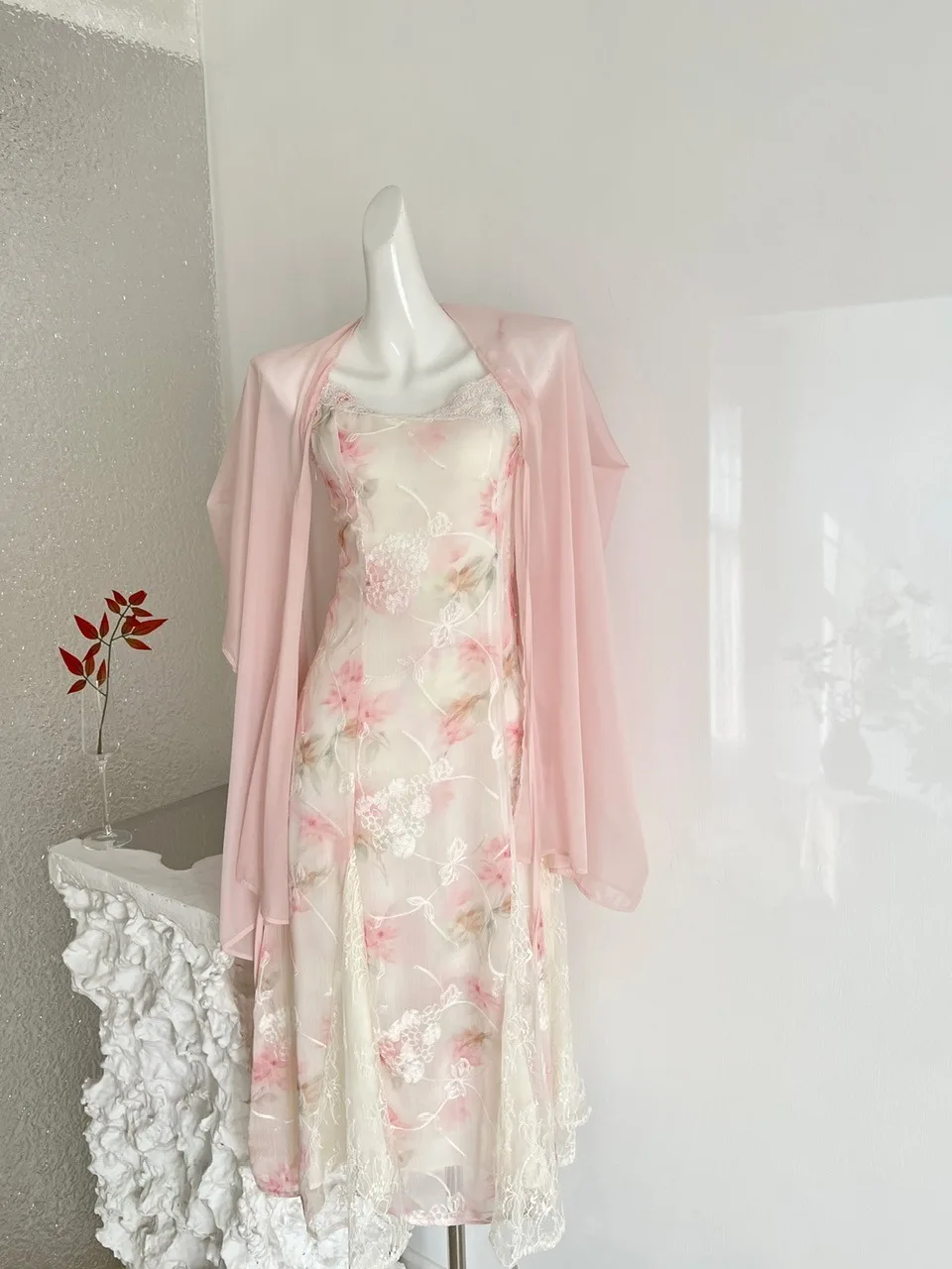 

Нежно-розовый комплект из укороченного топа и кардигана с цветочной вышивкой для женщин: модный весенний комплект из двух предметов для защиты от солнца