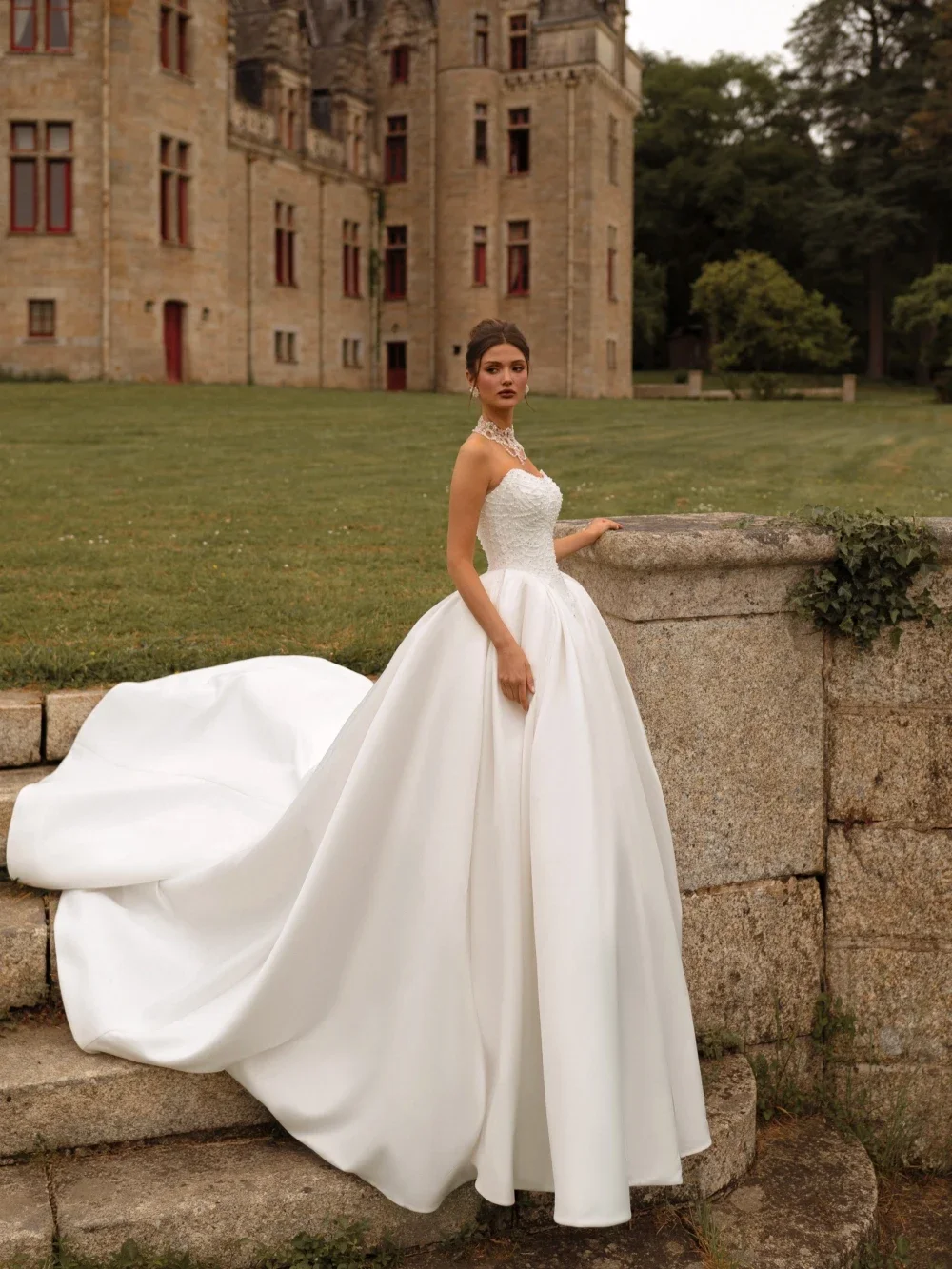 Elegant Pearls Strapless Wedding Dress Delicate Princess Women Buttons Back Bride Dresses Court Train Ball Gown Customized Robe