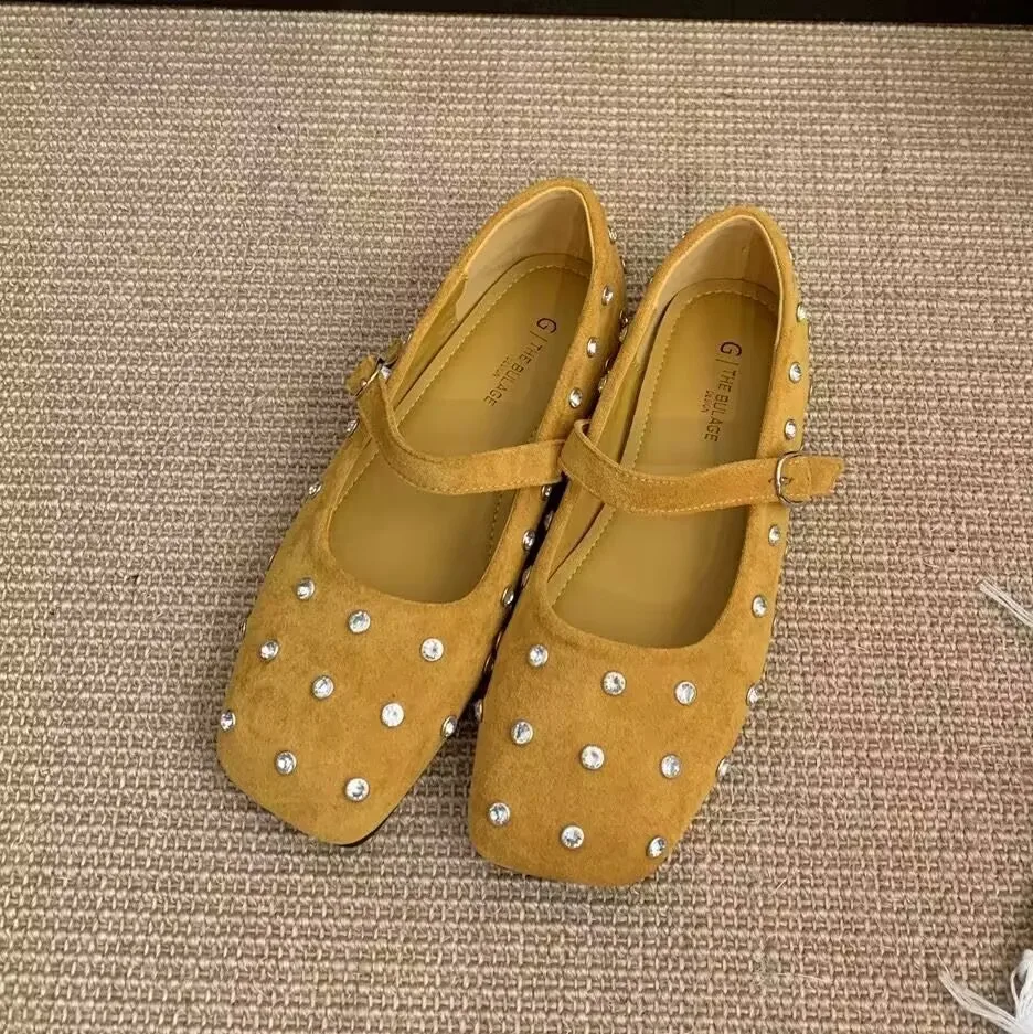 

Дизайнерские балетки с заклепками, женские туфли из искусственной замши с металлической пряжкой на низком каблуке, нескользящая мягкая подошва, туфли Мэри Джейн, модные классические ретро