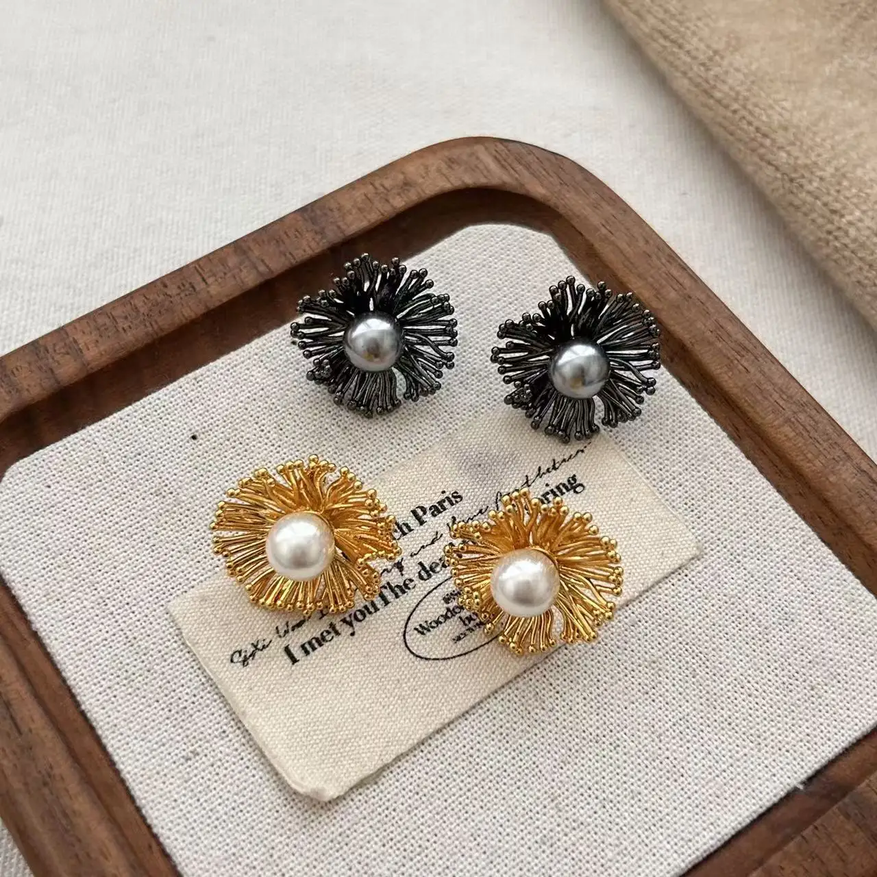 Sweet and cool bright smoke flower stud earrings fashionable exquisite light luxury hollow pearl earrings niche earrings