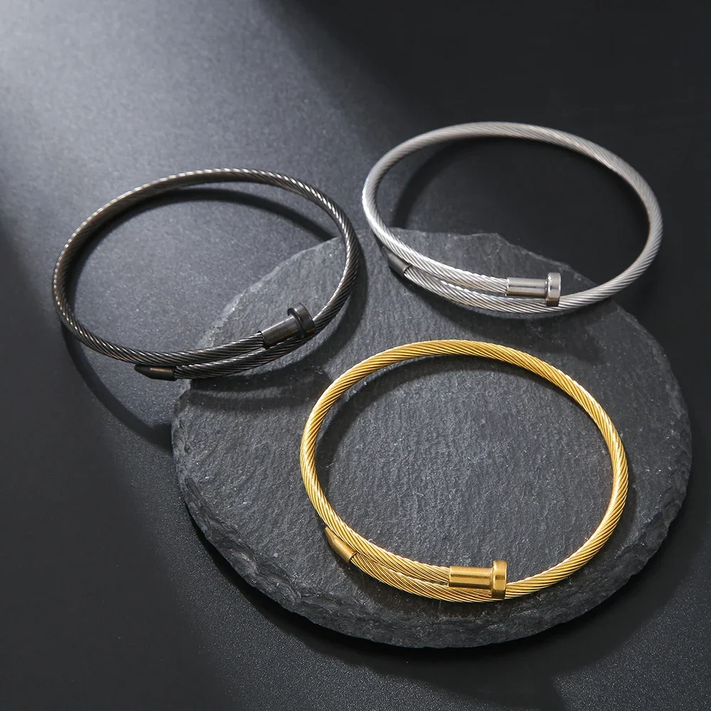 Pulseira de Aço Inoxidável Estilo Punk com Rebites Geométricos para Homens e Mulheres - Joia de Pulso Moderna