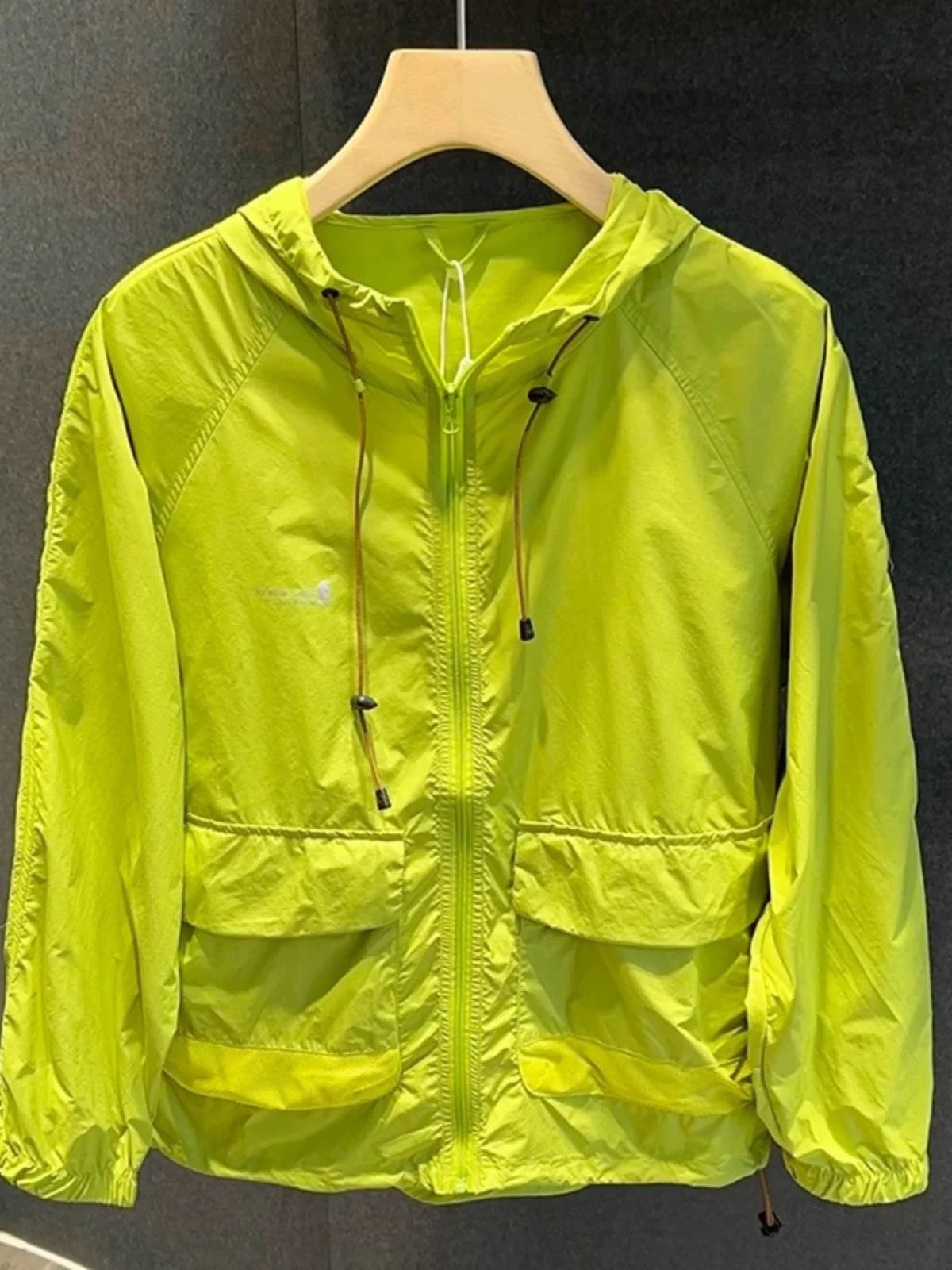 

Легкая летняя уличная повседневная мужская куртка, дышащая спортивная куртка свободного покроя, защита от ультрафиолета, украшенная молнией...