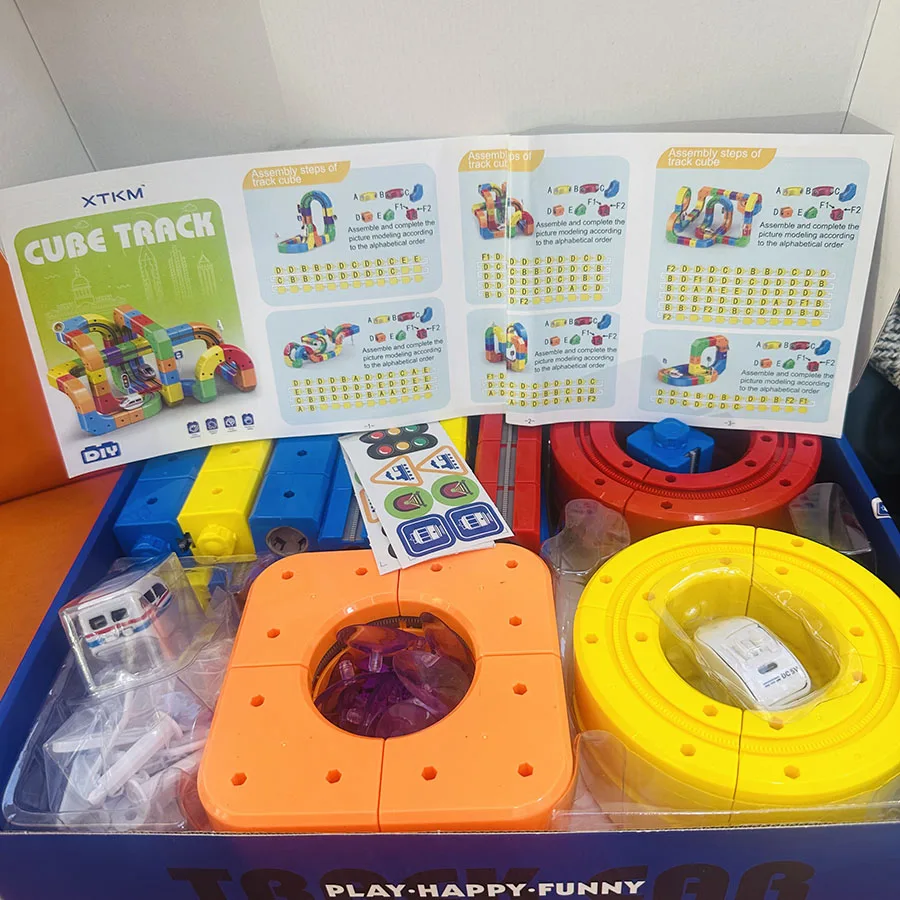 المكعب السحري غير المغناطيسي متنوعة اللبنات قطار السكك الحديدية سيارة الكهربائية المضادة للجاذبية الأطفال الربط السكك الحديدية سيارة تسليم 2 سيارات