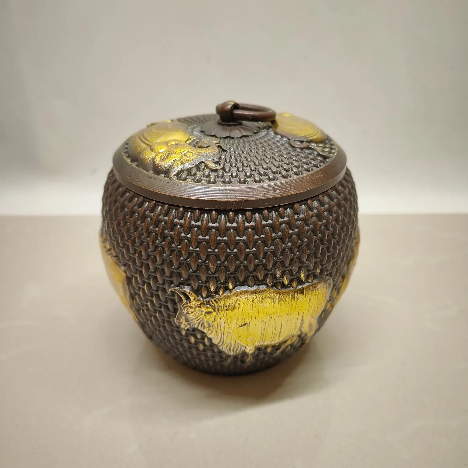 

A five-cow tea canister made of brass imitation purple copper gilded with antique craftsmanship.,Free shipping