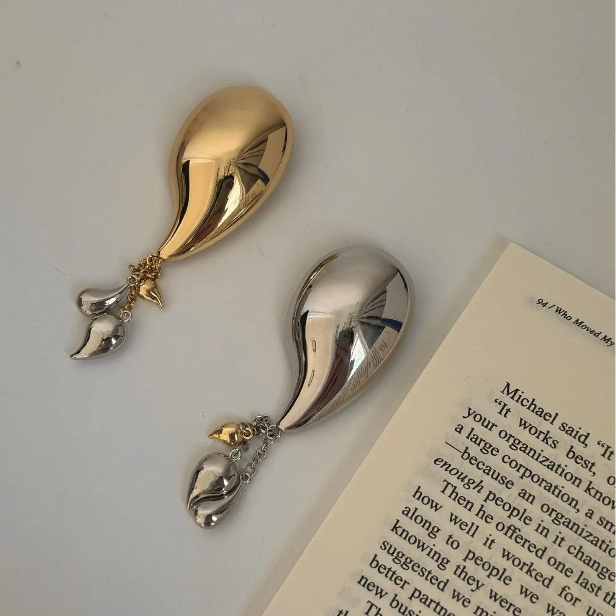Metal Smooth Streamlined Small Water Drop Tassel Pendant Broochs for Women Girls Suit Pins Accessory Vintage Jewelry Gifts
