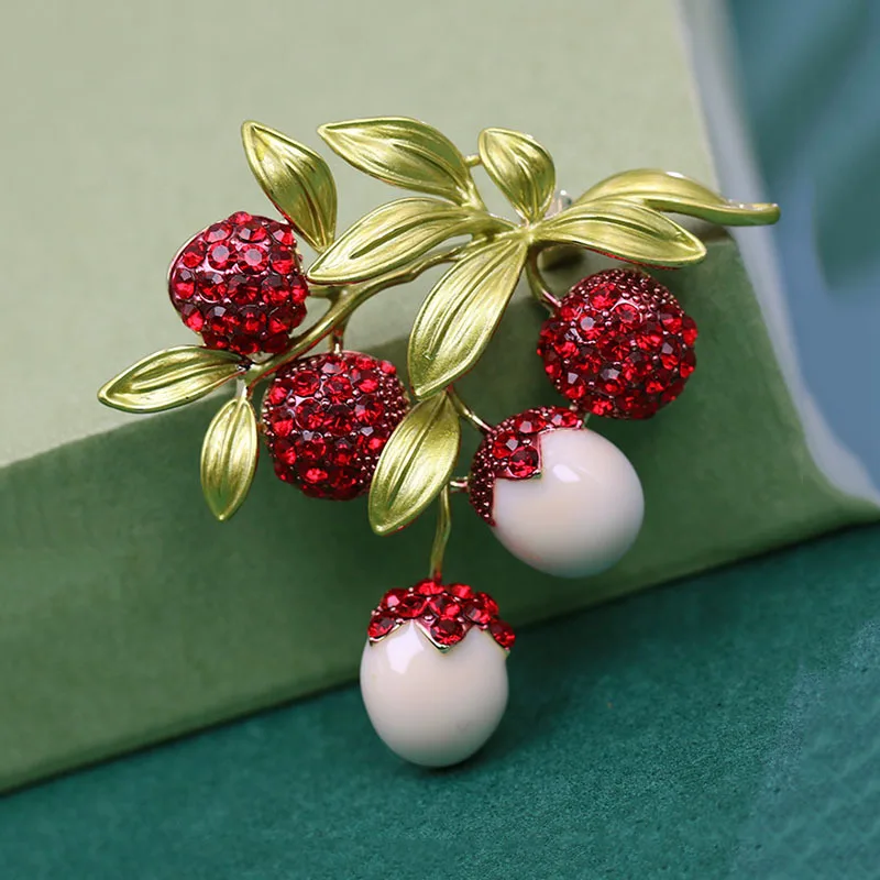 Vintage Sweet Lychee Brooch Female Creative Simulation Fruit Pins Corsage Fashion Personality Temperament Suit Coat Accessories