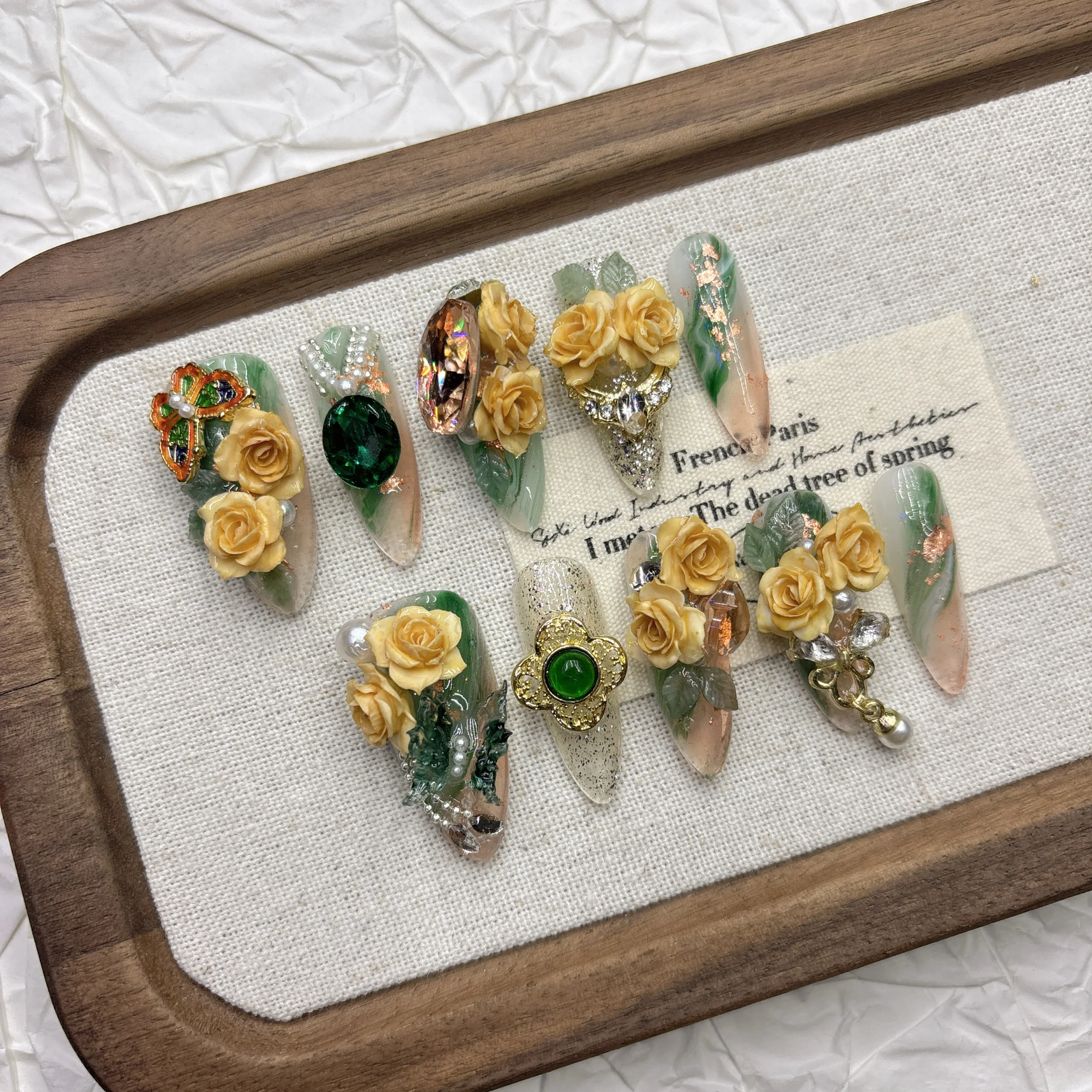 

Yellow Carved Emerald Pure Handmade Wearing Armor Temperament Advanced Temperament White Medium and Long Style Custom Products