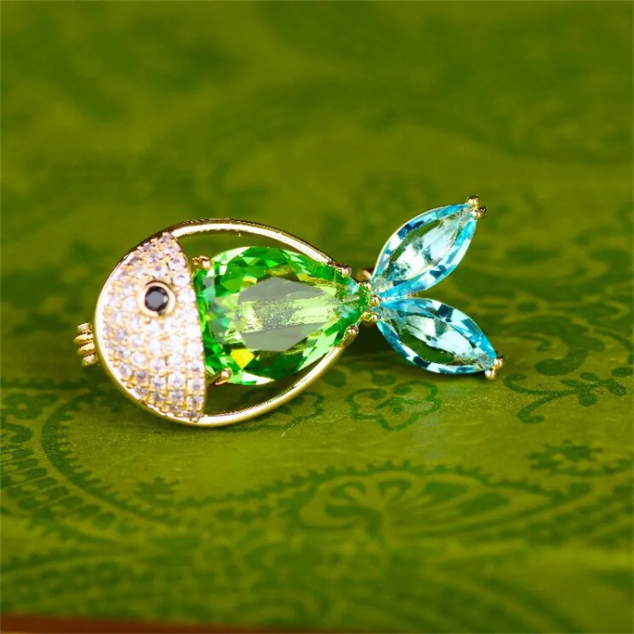 100PCS Wholesale Fashion Fish Brooch Sparkling Rhinestone Women Metal Fish Brooch Animal Broach Pins Coat Suit Accesories Gifts