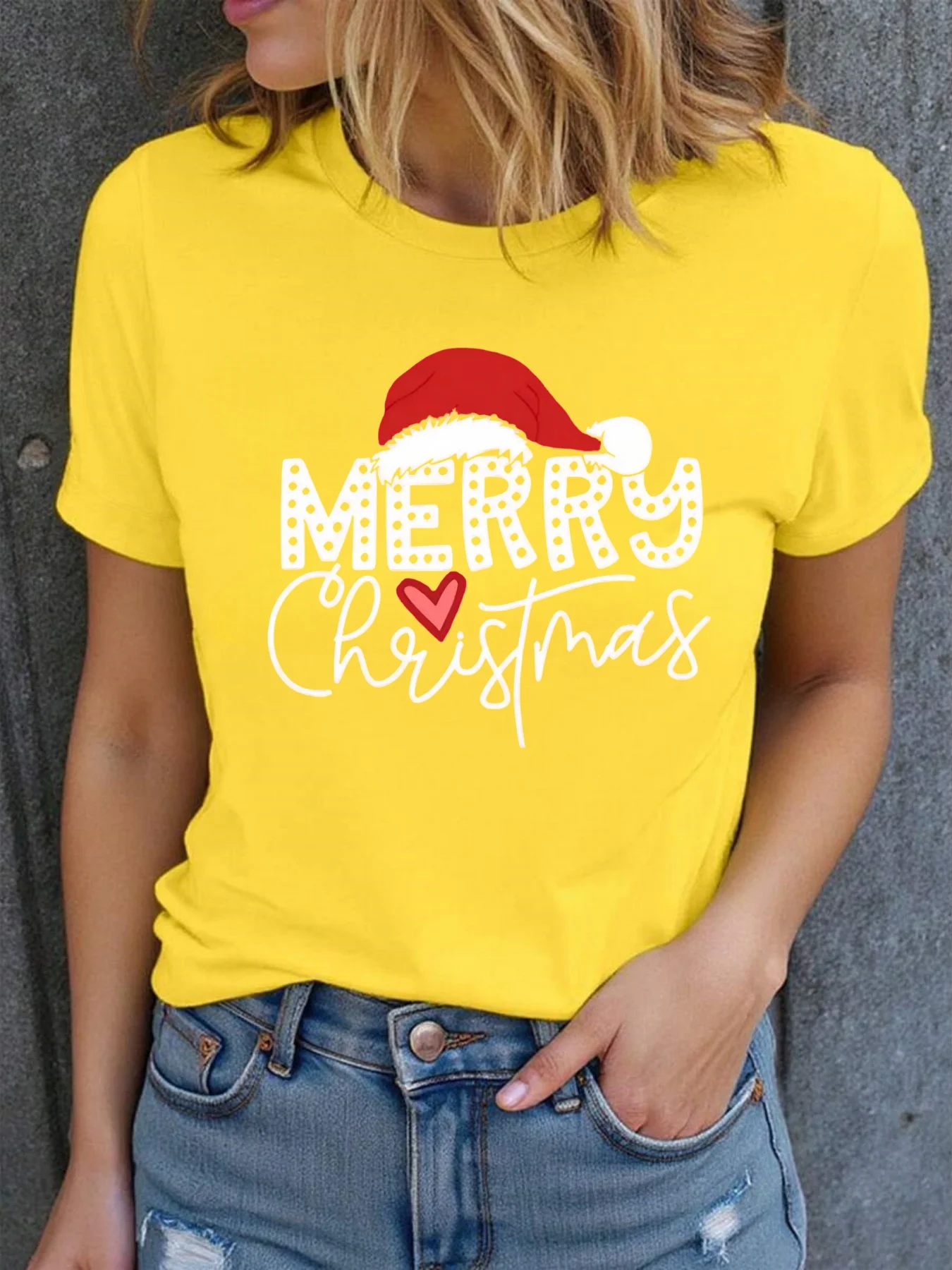 Frohe Weihnachten Muster mit Weihnachtsmannmütze und herzförmigem Design, modische gelbe Farbe gepaart mit Damen-T-Shirts und