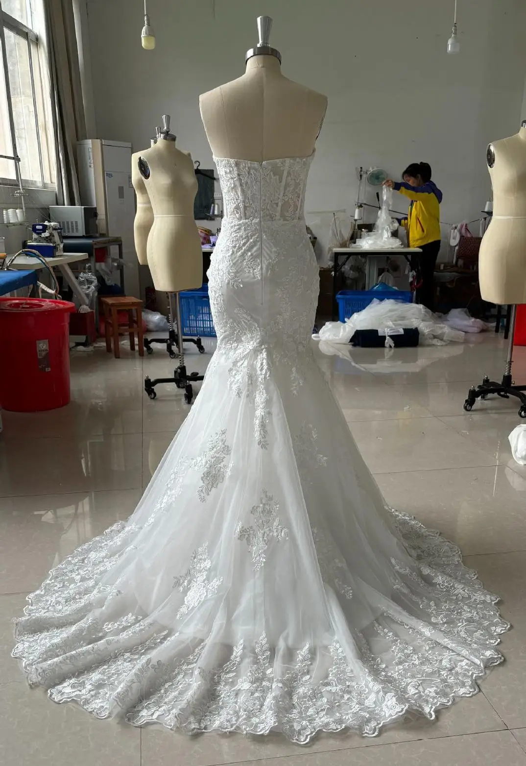 Strapless Lace Wedding Dress Sweep Train Elegant Bride Dress Ball Gown Princess Lace Up Wedding Gowns Mermaid Dresses Customized