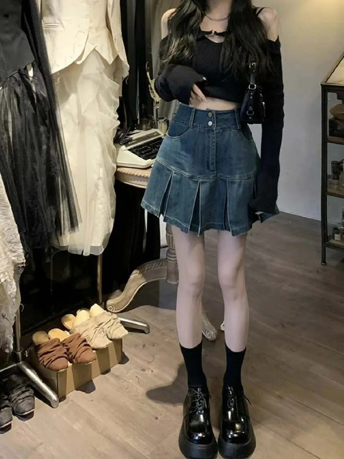 Damska spódnica jeansowa z wysokim stanem, nowa plisowana retro niebieska obcisła spódnica w kształcie litery A z falbanami i kopertowym dołem, podkreślająca biodra.