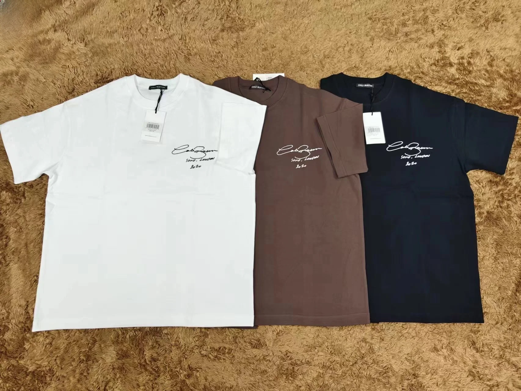 

Футболка Cole Buxton с простым фирменным принтом, из плотного материала, свободного кроя, большого размера, с коротким рукавом и круглым вырезом.