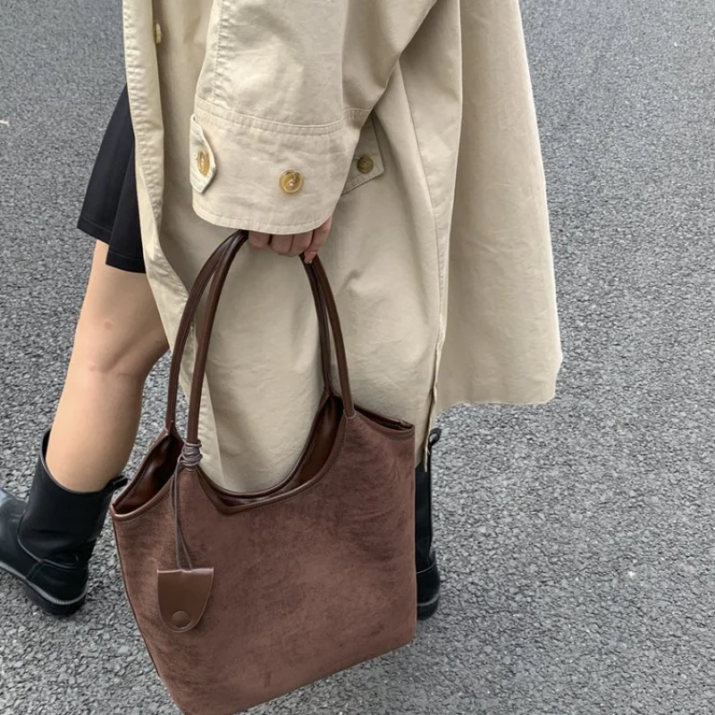 

Современная кожаная поясная сумка для женщин с функциональным дизайном и неотложным элегантным поворотом