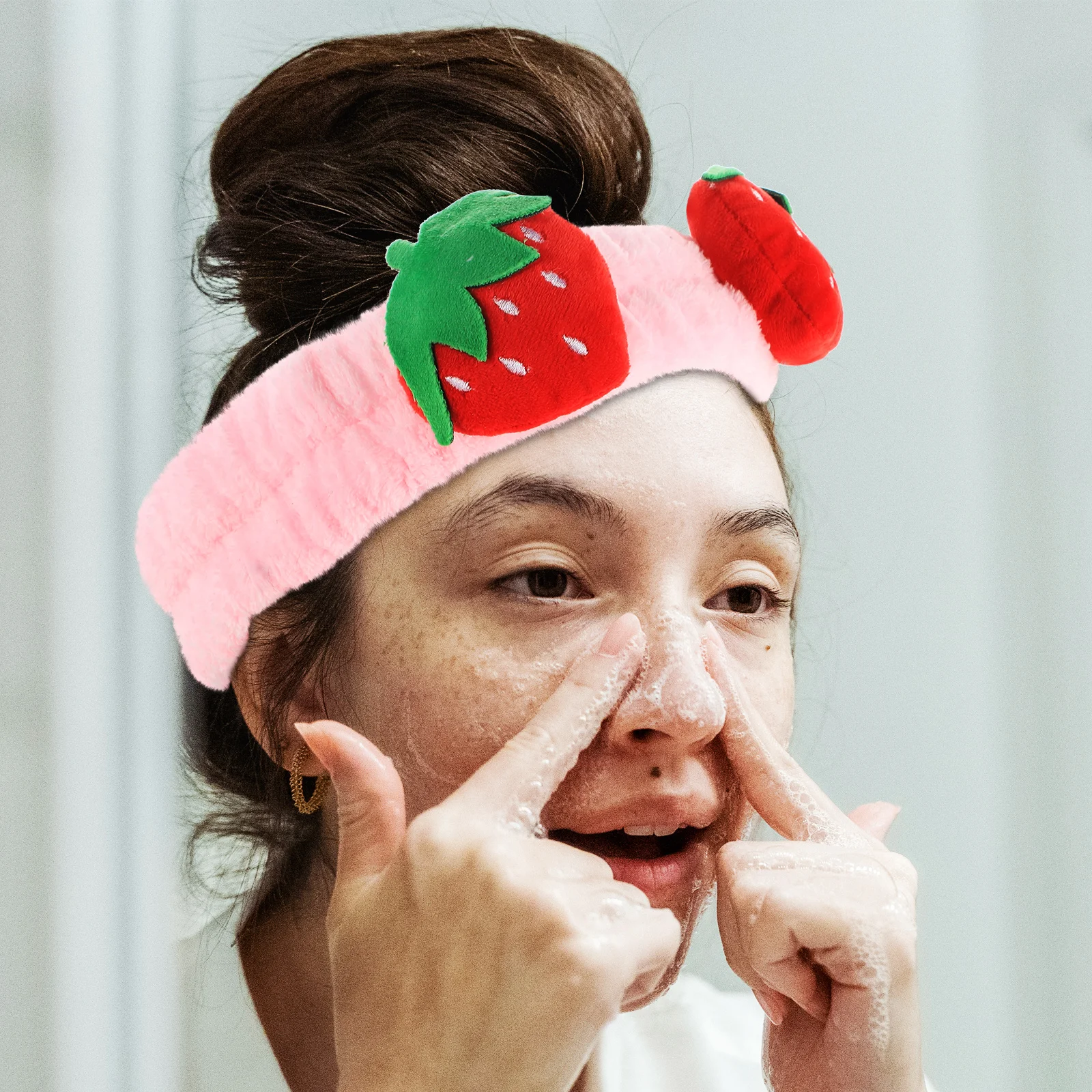 

2pcs Strawberry Shaped Headb Comfortable Elastic Fabric Women Face Cleaning Makeup Spa Hairb s Washing Supplies