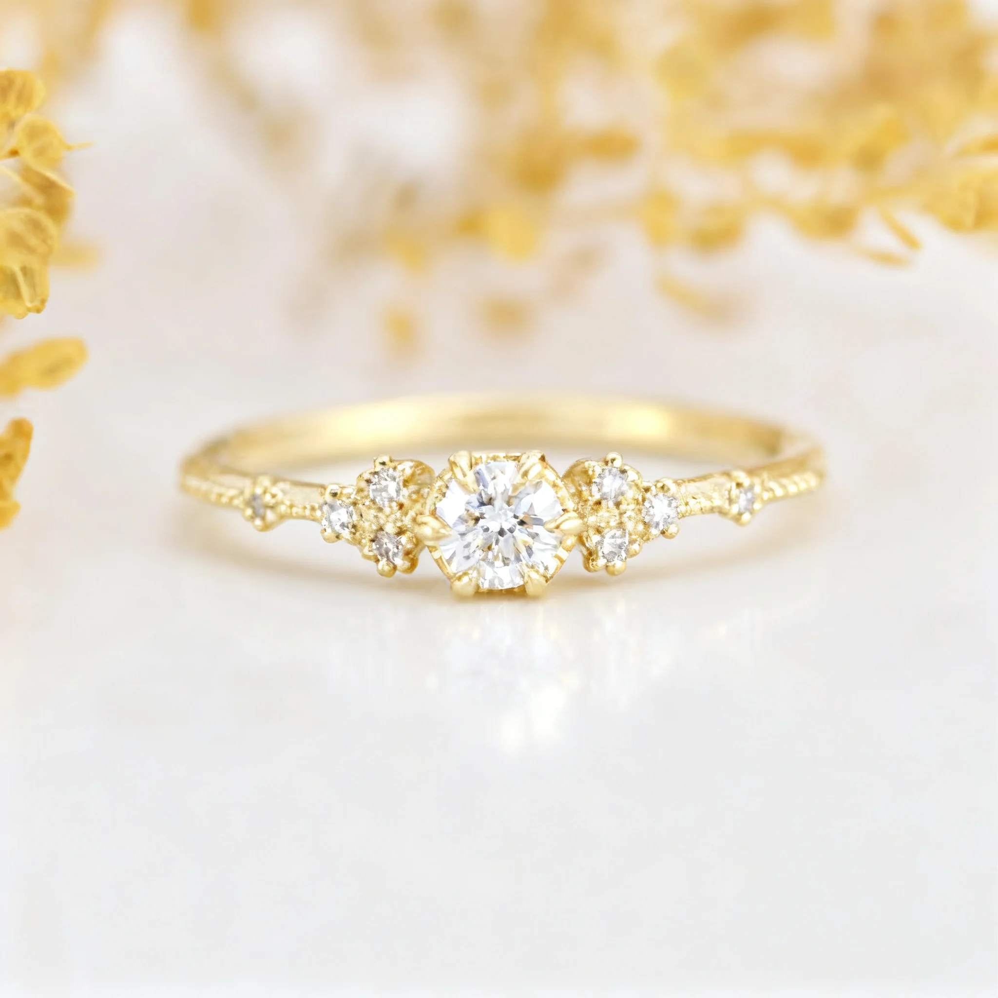 

Цельное кольцо из серебра 925 пробы с европейским дизайном и инкрустацией. Простые и элегантные украшения, подходящие для женщин. Идеально подходит для ежедневной носки.