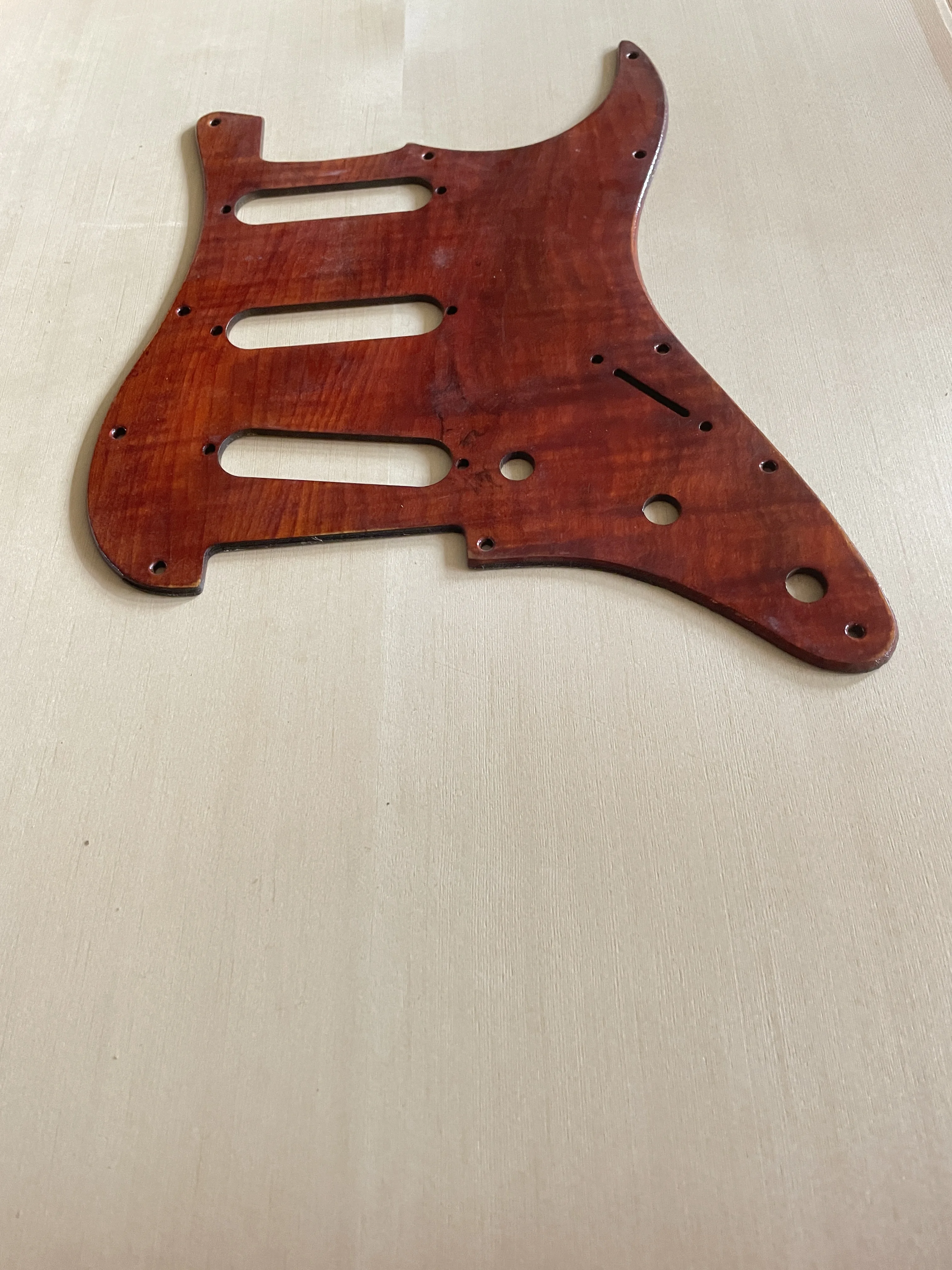 The electric guitar is made of wood carved flame maple SSS, red, with 11 holes and 3 layers of single wire coil block S T-shaped