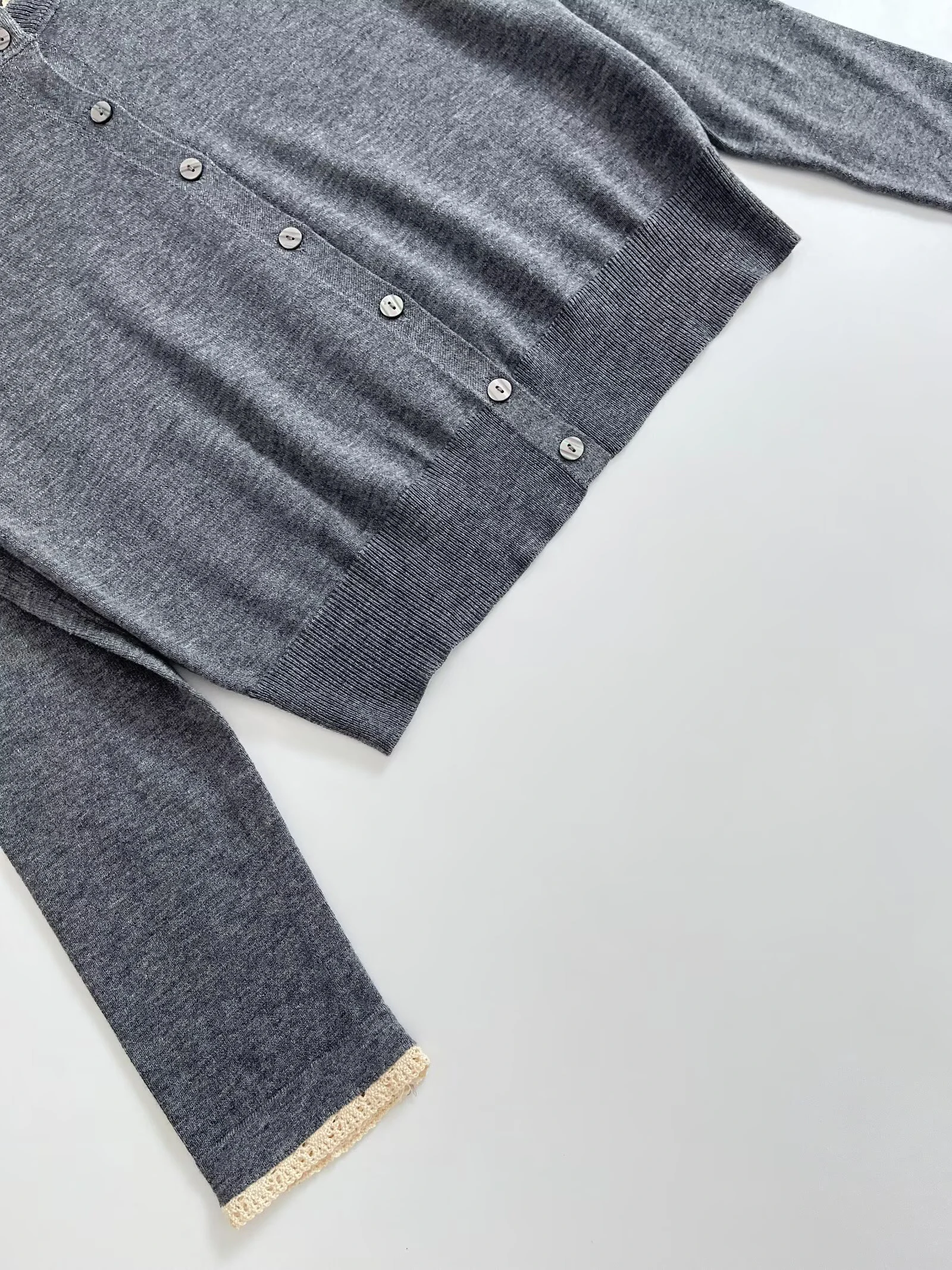 Europeu e americano feminino fino ajuste francês contrastante combinação renda emenda em torno do pescoço manga comprida botão jaqueta de malha