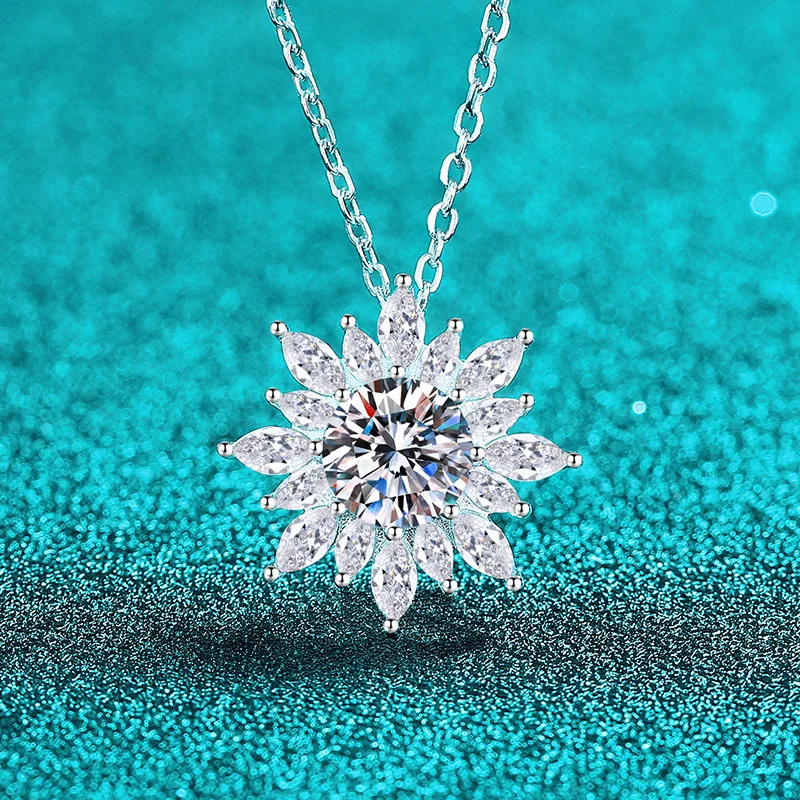 Elegant PT950 Platinum Classic 1 Carat Moissanite Sunflower Necklace, Diamond-Studded Sunflower Pendant High-End Clavicle Chain