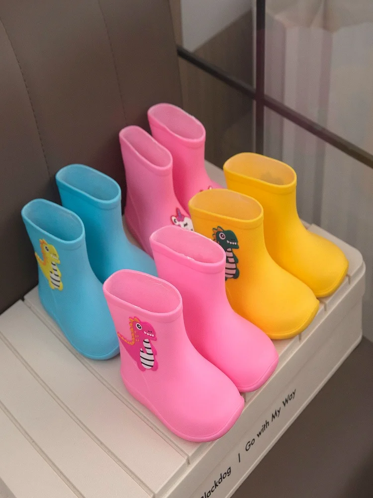 Botas de chuva infantis de alta qualidade feitas de material amigável à pele, com dinossauros de desenho animado para meninos e meninas