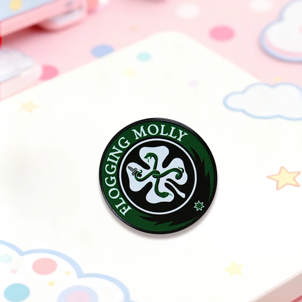 Vierblättriges Kleeblatt-Schlangen-Logo-Brosche, Flogging-Molly-Band-Abzeichen, Musik-Accessoire, runder Emaille-Anstecker, Band-Fans, Sammel-Anstecker, Dekoration – Detail 6