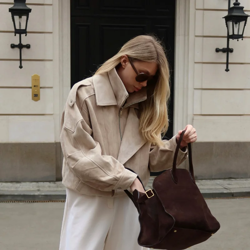 

Vintage Lapel Brown Faux Suede Short Jacket Chic Long Sleeves Zipper Pocket Casual Loose Coat 2025 Women New Commuter Outwears