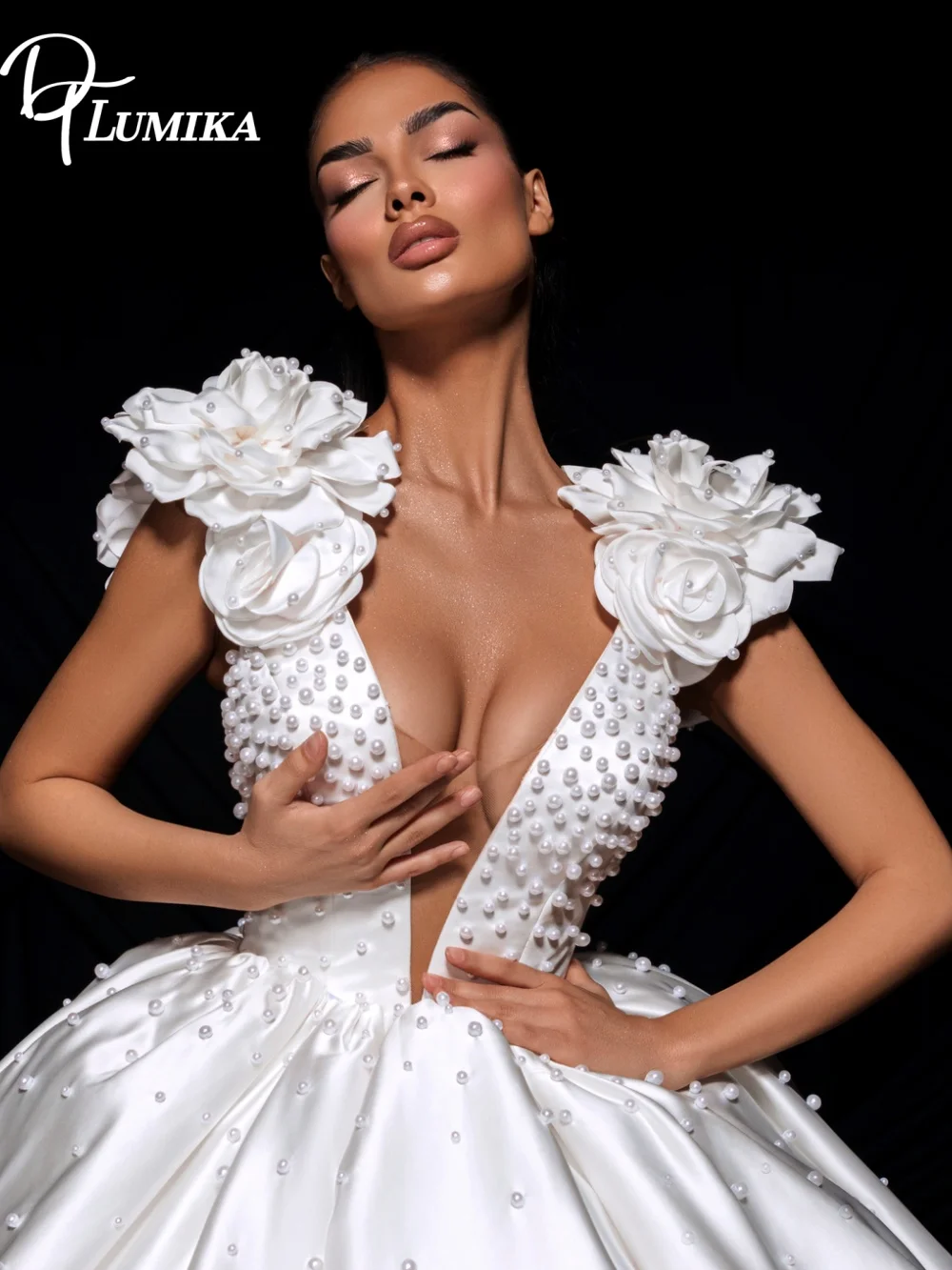 

Luxury Off the Shoulder Ball Gown Wedding Dress 3D Floral Appliques Deep V Neckline Beaded Satin Bride Dress Vestido De Novia