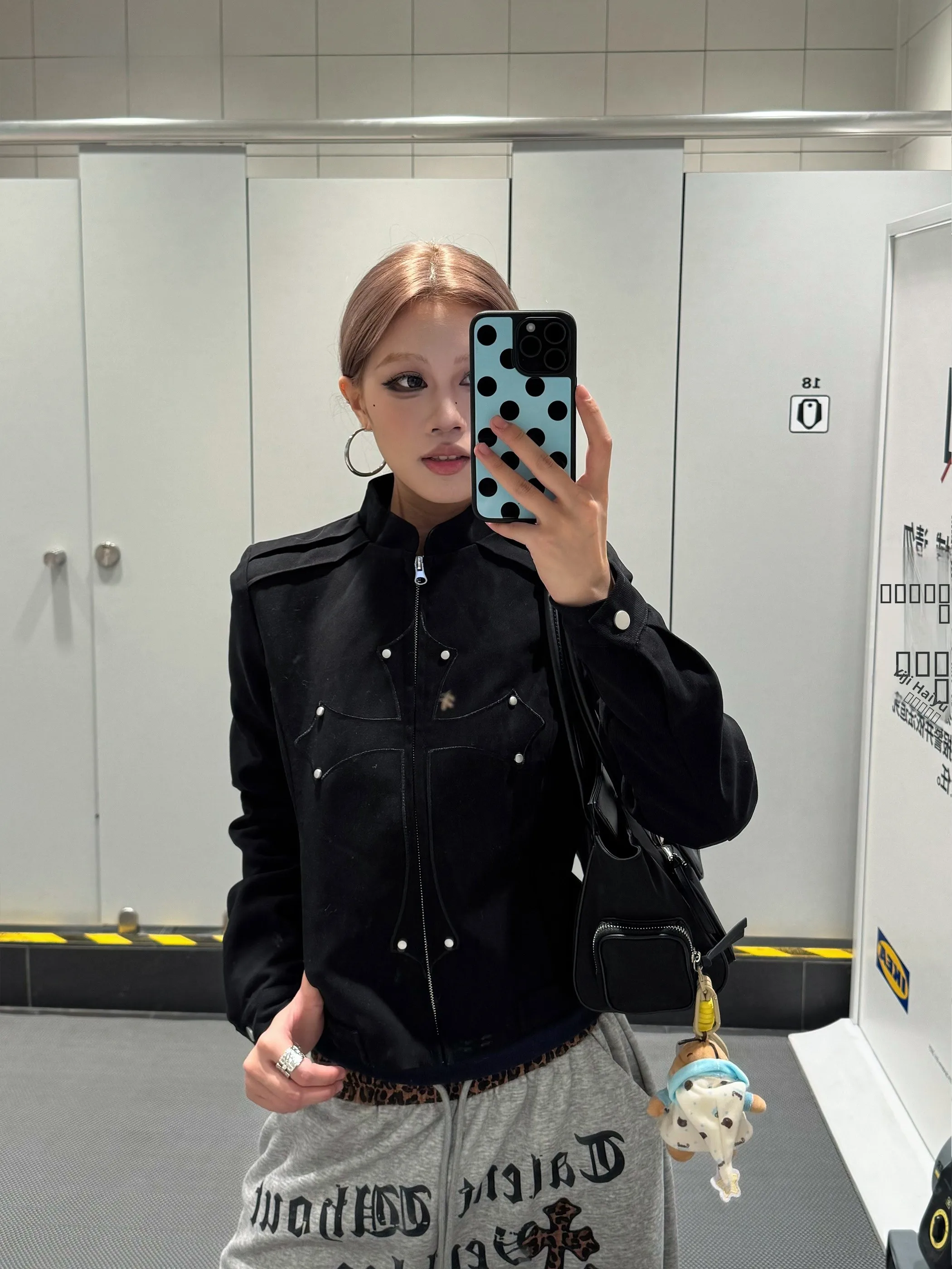 

Американская ретро-куртка с крестообразными заклепками и воротником-стойкой, женская, осенне-зимняя, укороченная верхняя одежда, приталенный крой, повседневная, на молнии, с отстегивающимися плечевыми накладками