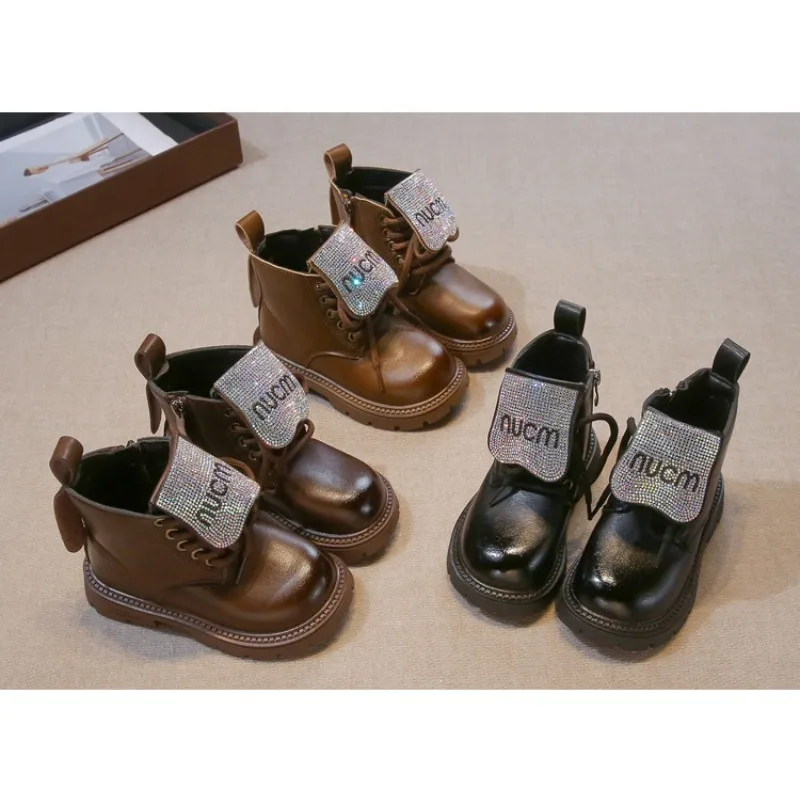 الأطفال أحذية بوت قصيرة غير رسمية 2025 الصيف سميكة سوليد النمط البريطاني أحذية واحدة العصرية الفتيان والفتيات أحذية بوت قصيرة