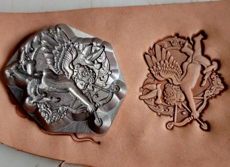 

Трехмерная форма для тиснения из алюминиевого сплава с изображением персонажа Купидона для работы с кожей