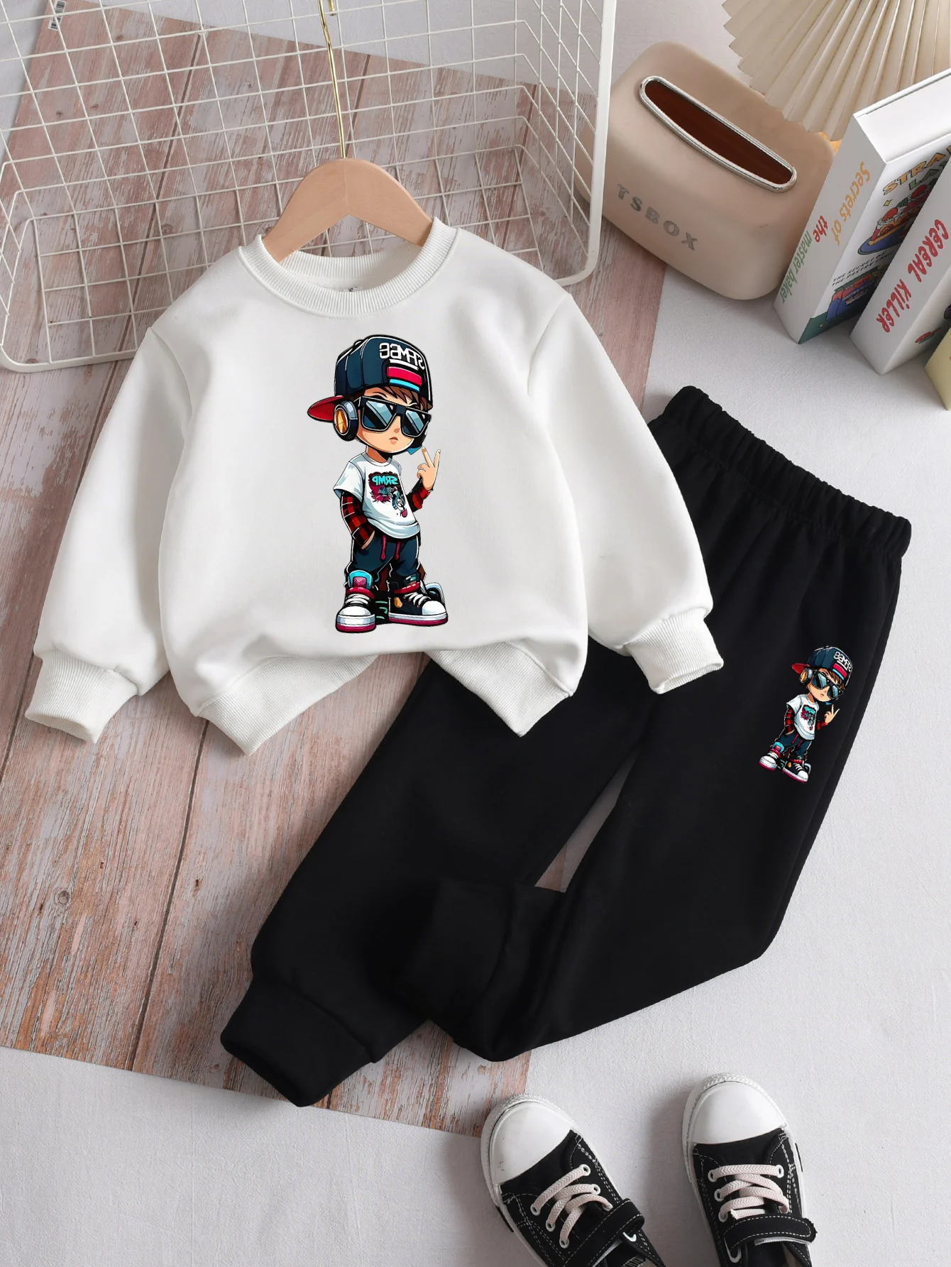 

Модный комплект для мальчиков из 2 предметов, модная и классная толстовка с принтом для мальчиков и брюки, удобная и модная детская одежда