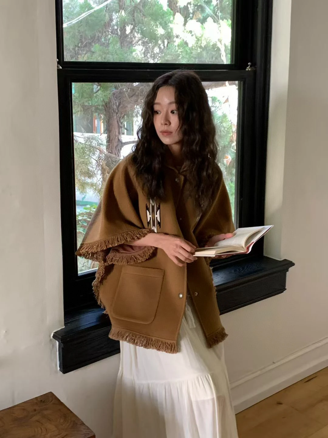 

Свободный шерстяной плащ-накидка женский, модный, осенне-зимний, с бахромой на плечах, длинными рукавами, круглым вырезом, на одной пуговице, цветной